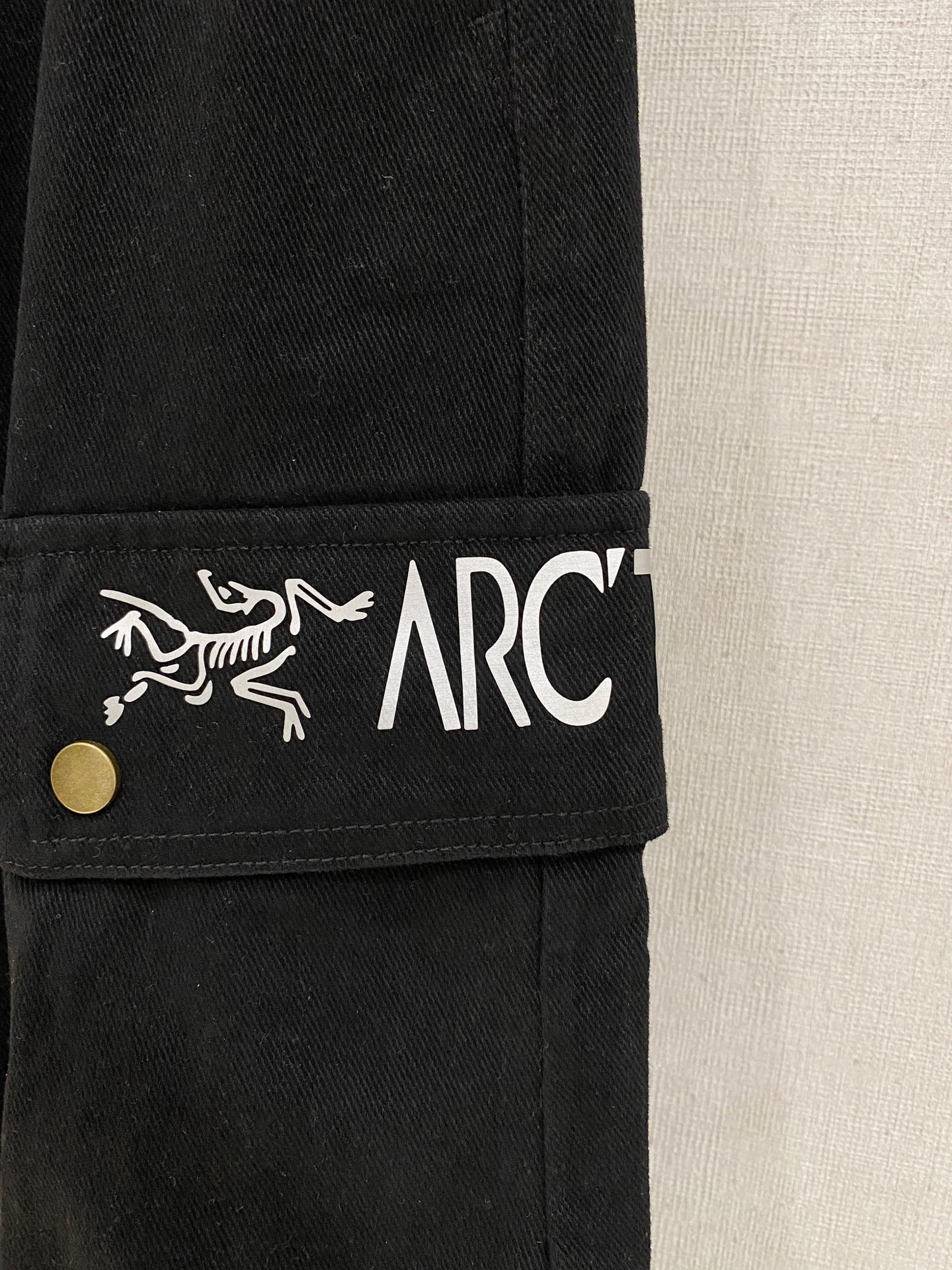 🌾 始祖鸟 【新品】秋冬加厚休闲裤金典再次出现，原单订制超级百搭款。独家定制面料，挺阔有型，贴身舒适。原