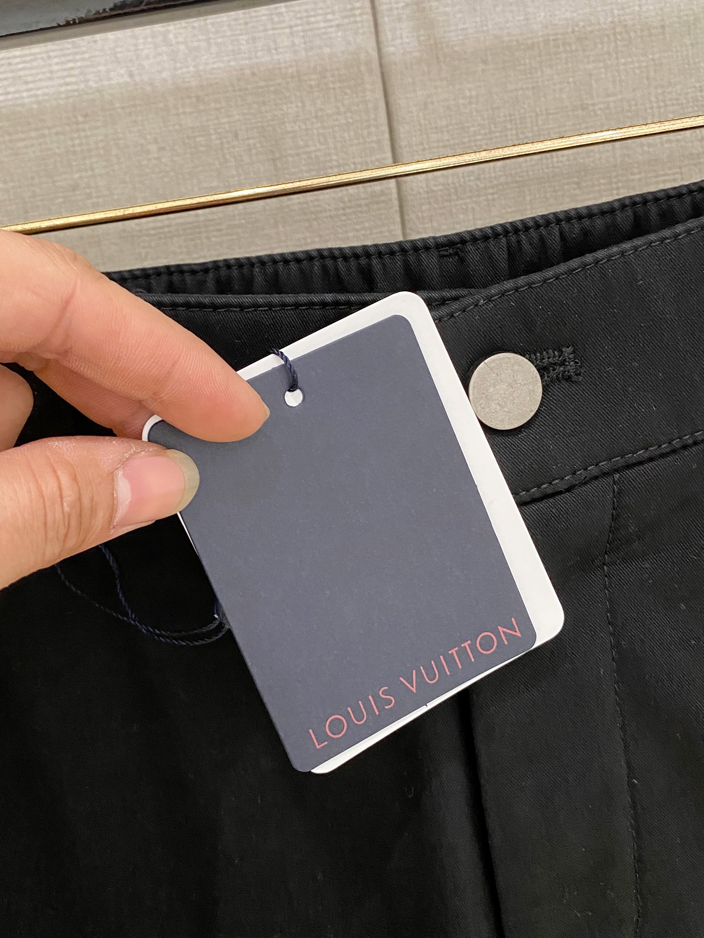 🌾 LV 【新品】秋冬加绒休闲裤金典再次出现，原单订制超级百搭款。独家定制面料，挺阔有型，贴身舒适。原版