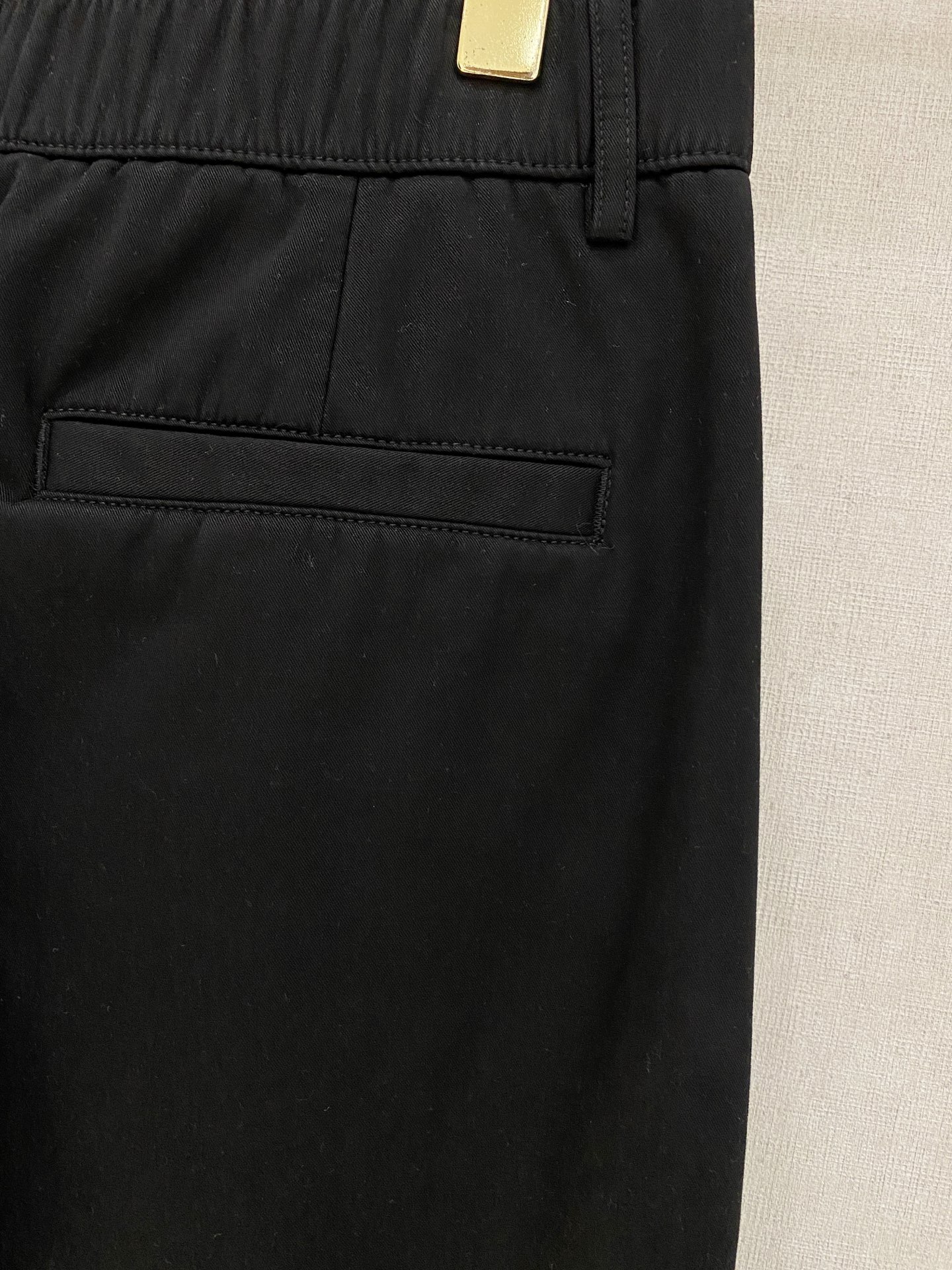 🌾 LV 【新品】秋冬加绒休闲裤金典再次出现，原单订制超级百搭款。独家定制面料，挺阔有型，贴身舒适。原版