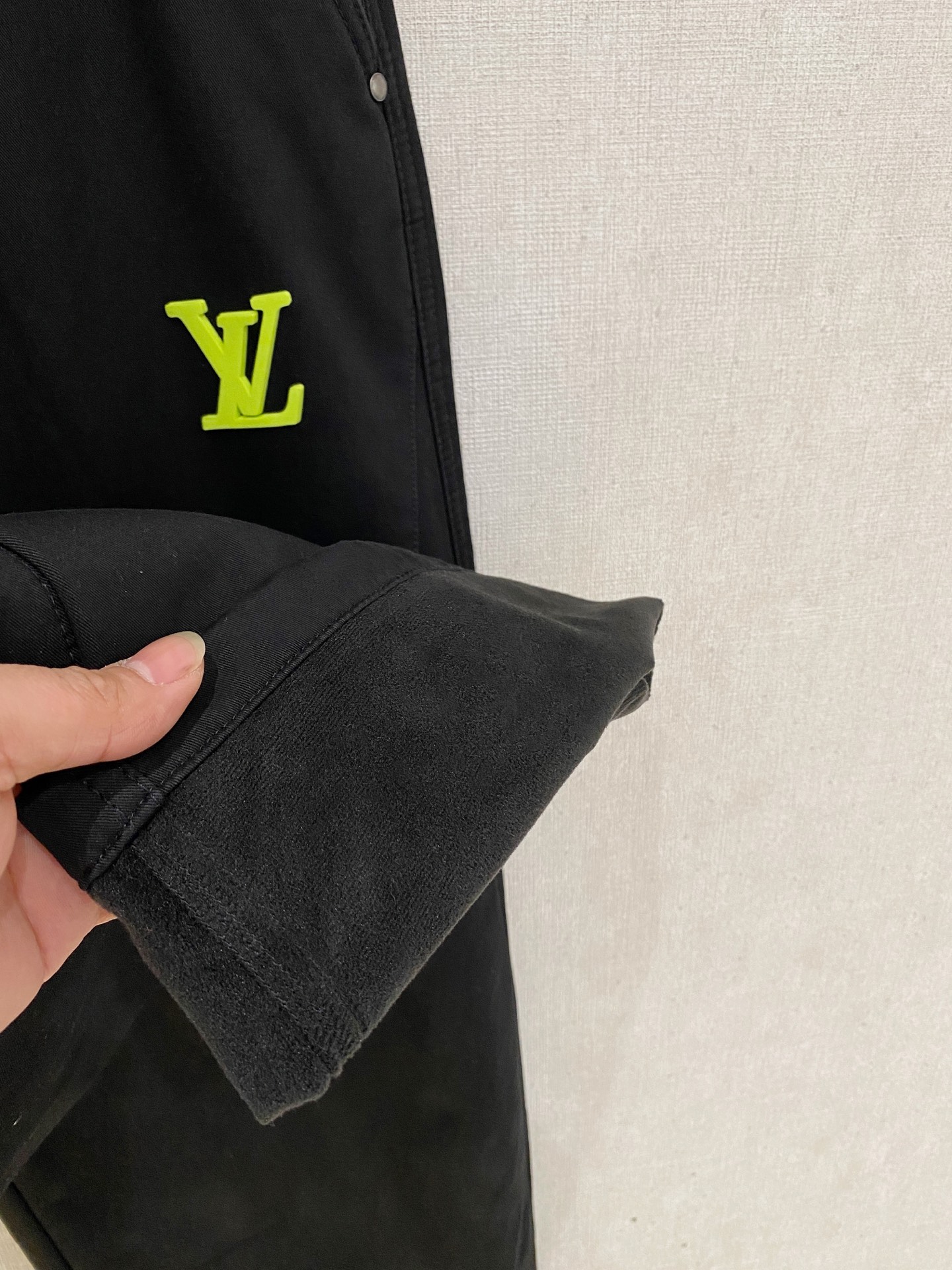 🌾 LV 【新品】秋冬加绒休闲裤金典再次出现，原单订制超级百搭款。独家定制面料，挺阔有型，贴身舒适。原版