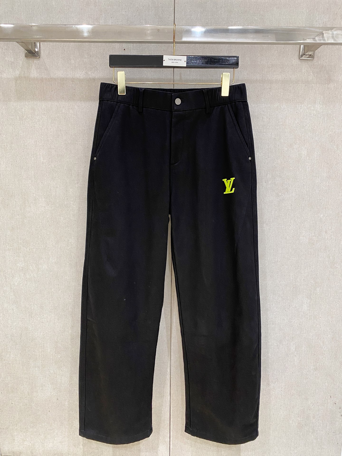 🌾 LV 【新品】秋冬加绒休闲裤金典再次出现，原单订制超级百搭款。独家定制面料，挺阔有型，贴身舒适。原版