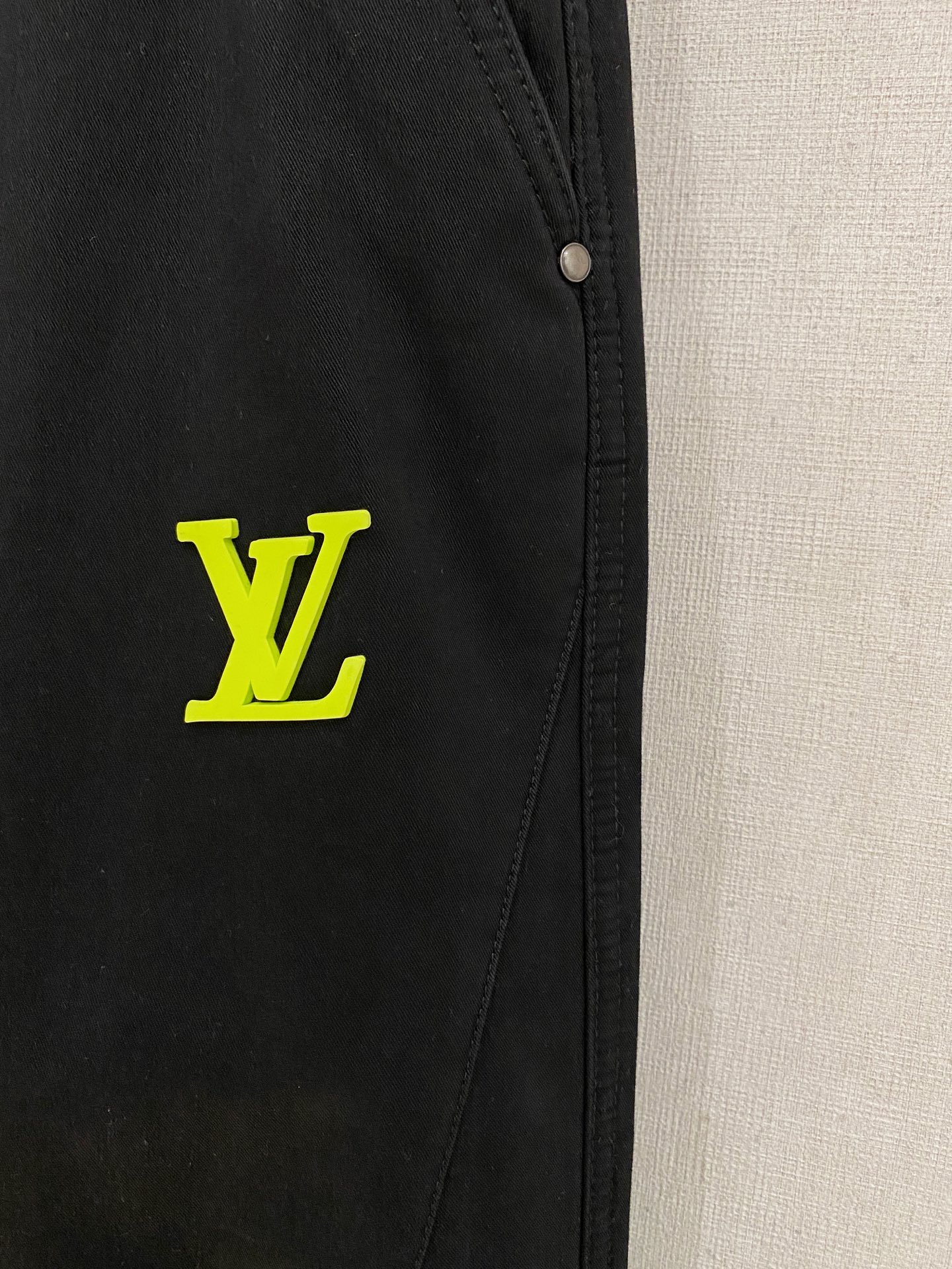 🌾 LV 【新品】秋冬加绒休闲裤金典再次出现，原单订制超级百搭款。独家定制面料，挺阔有型，贴身舒适。原版
