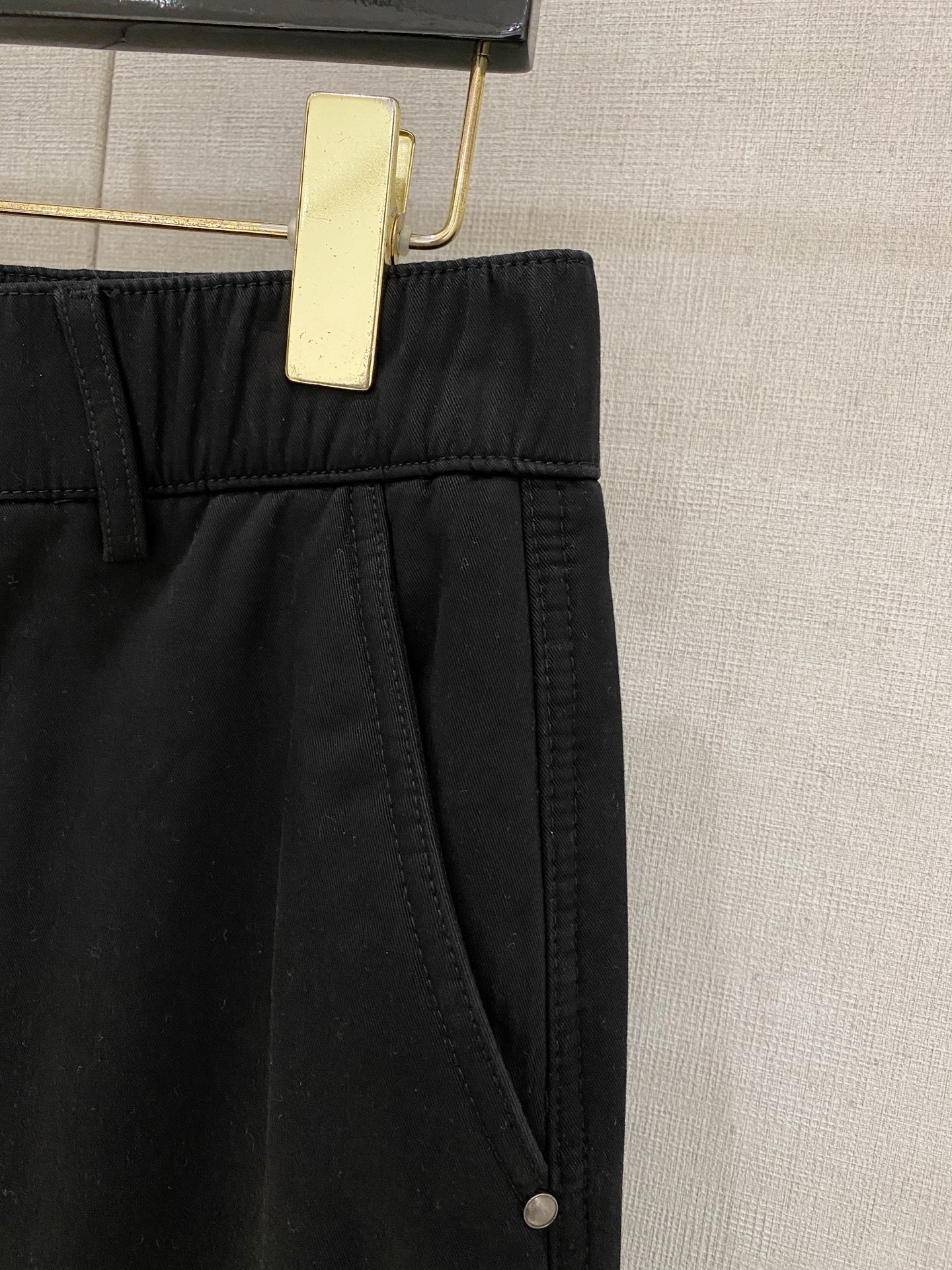 🌾 LV 【新品】秋冬加绒休闲裤金典再次出现，原单订制超级百搭款。独家定制面料，挺阔有型，贴身舒适。原版