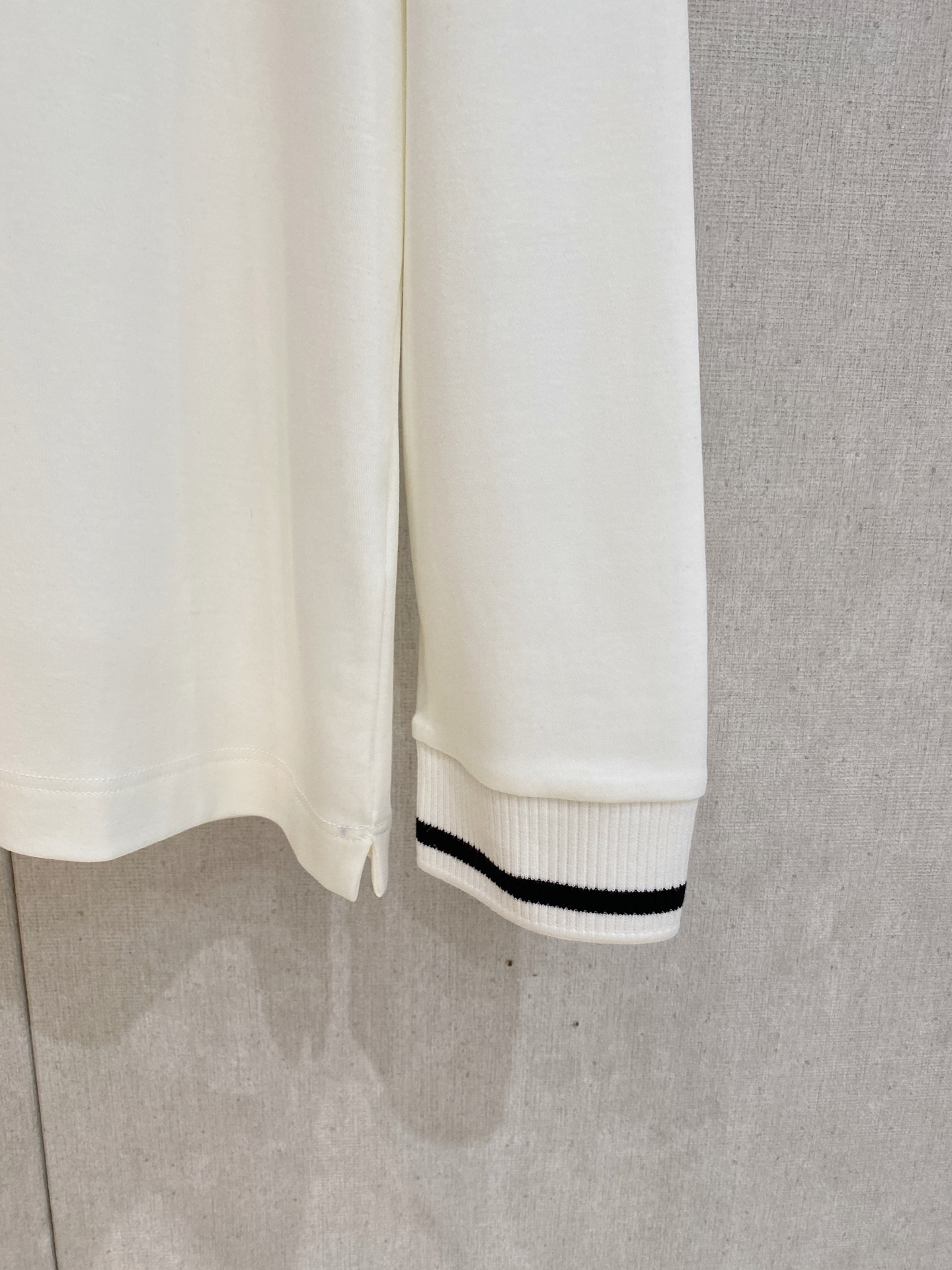 🌾 罗意威 25ss早秋【新品】圆领打底衫单穿卫衣爆款 超前卫设计风格 细腻舒适 穿着非常轻便不易起皱。