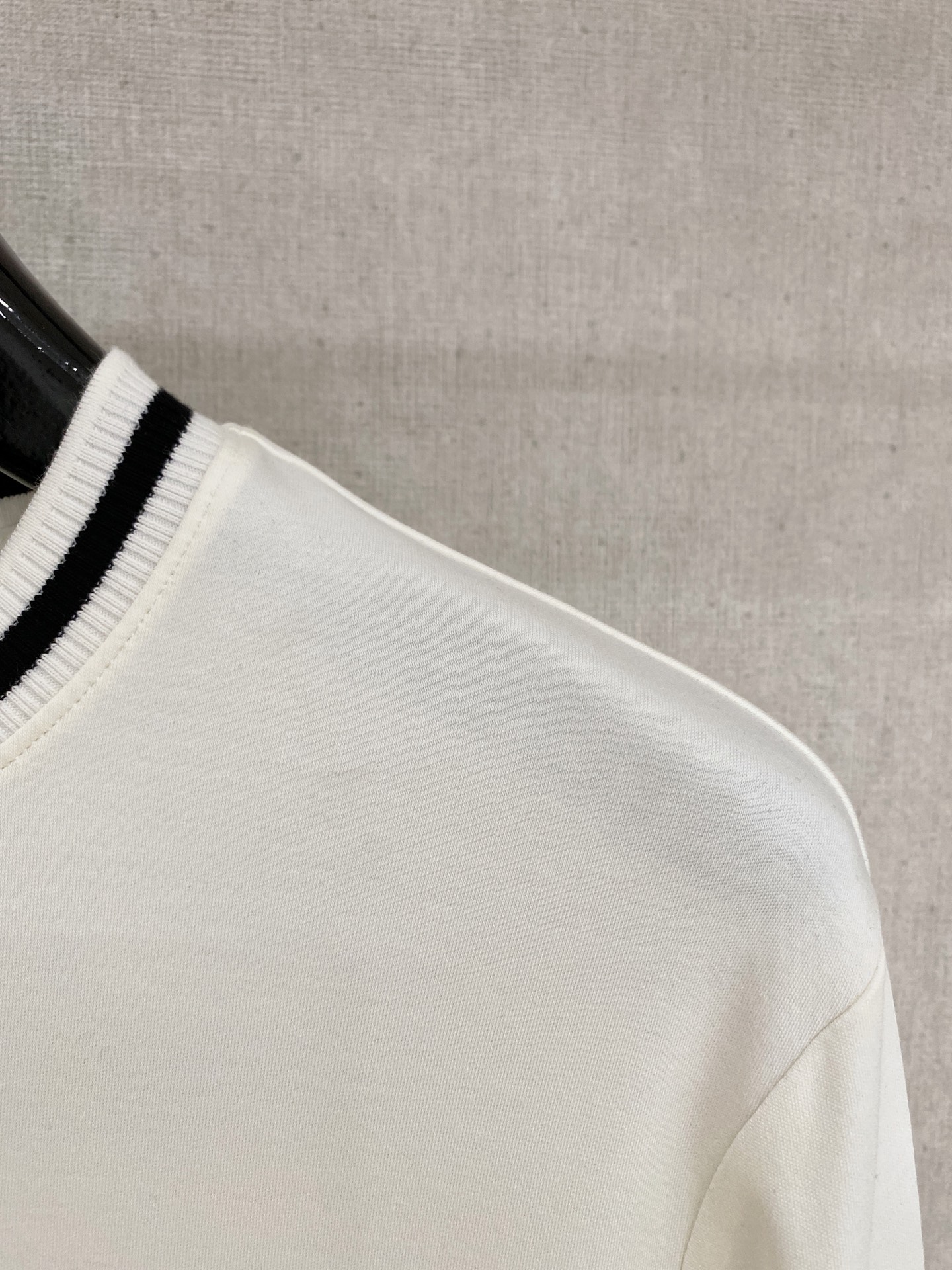 🌾 罗意威 25ss早秋【新品】圆领打底衫单穿卫衣爆款 超前卫设计风格 细腻舒适 穿着非常轻便不易起皱。