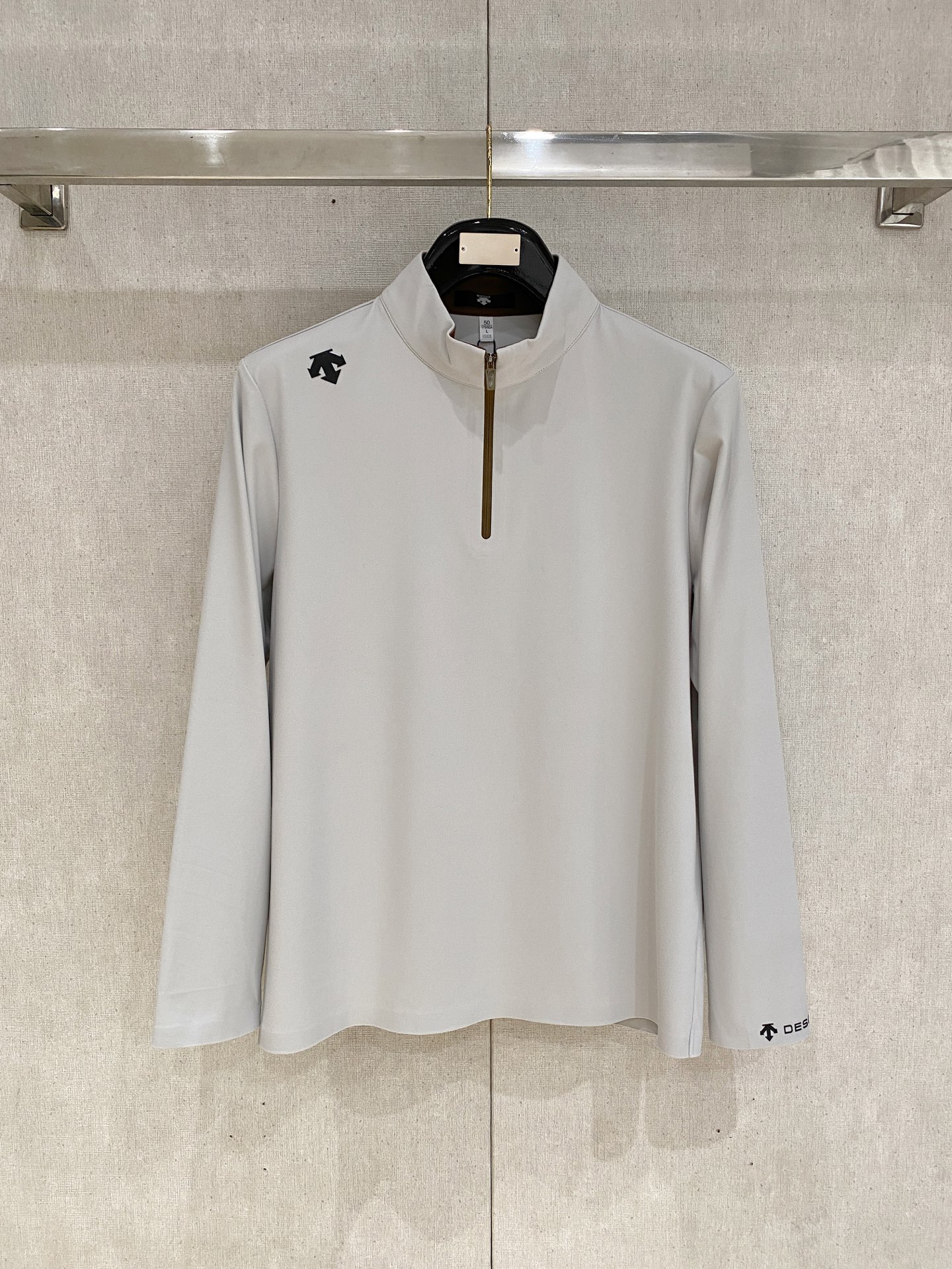 NO:712545,After the new year, Descente 25ss early autumn [new product] half turtleneck bottoming shirt is popular for single-wear sweatshirts. Ultra-avant-garde design style. Delicate and comfortable. Very light and not easy to wrinkle. Multiple craftsmanship. The overall design is quite visual. The upper body is casual and stylish, with a certain degree of stiffness. It is definitely recommended for the temperament that is at the forefront of fashion. It is a must-have for urban leisure. Size M-4XL, hoodie, sweatshirts,19860909可年后 迪桑特 25ss早秋【新品】半高领打底衫单穿卫衣爆款 超前卫设计风格 细腻舒适 穿着非常轻便不易起皱.多重重工艺 整体的设计颇具视觉感,上身休闲有型,有一定的挺括度,绝对走在时尚最尖端的气质感推荐,都市休闲必备.码数M-4XL,,hoodie,sweatshirts,,Men's clothing