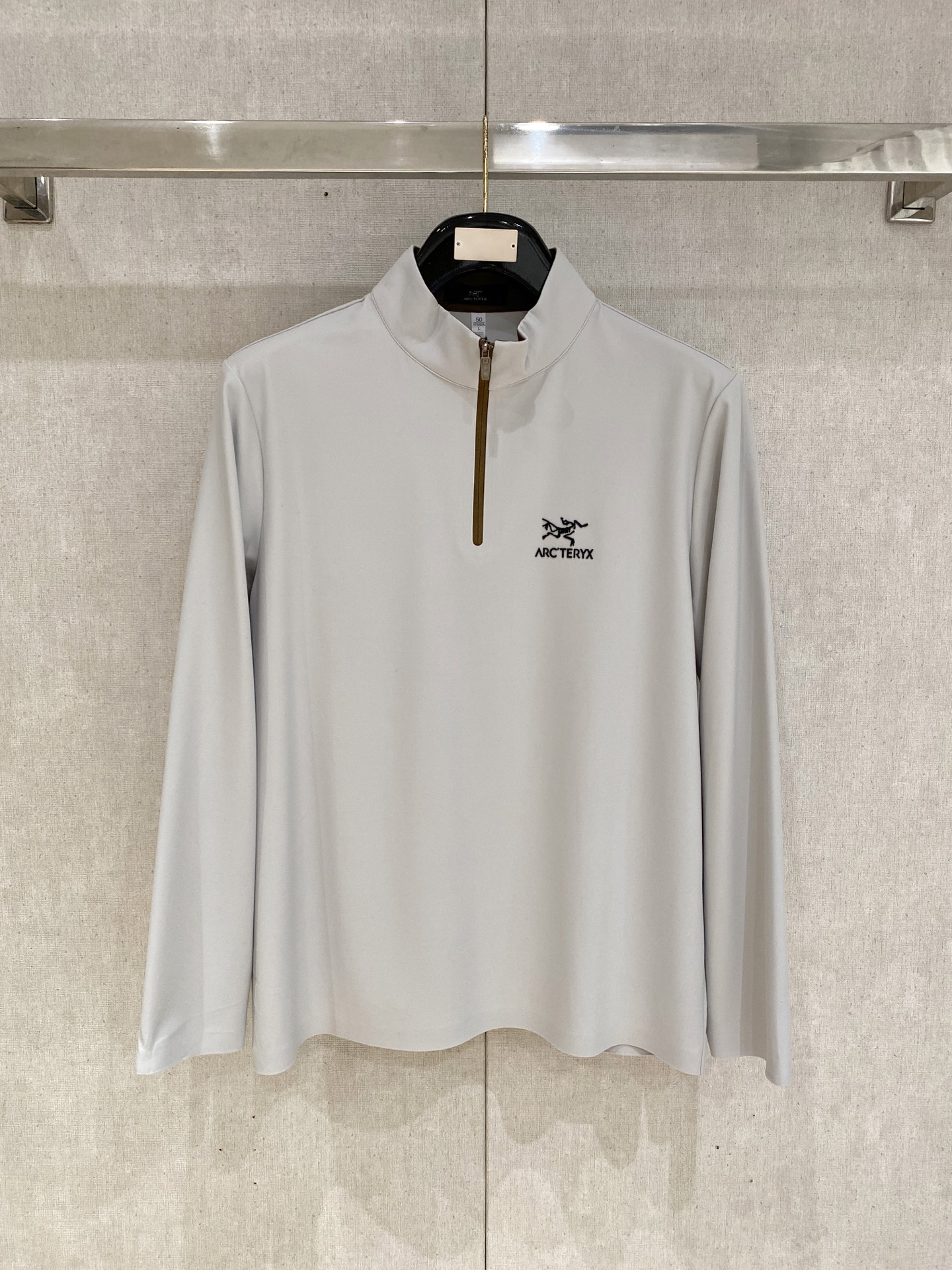 NO:712547,After the new year, Arc'teryx 25ss early autumn [new product] half turtleneck bottoming shirt is popular for single-wear sweatshirts. Ultra-avant-garde design style, delicate and comfortable, very light and not easy to wrinkle. Multiple craftsmanship. The overall design is quite visual, the upper body is casual and stylish, and has a certain degree of stiffness. It is definitely recommended for the temperament that is at the forefront of fashion. It is a must-have for urban leisure. Size M-4XL, arc'teryx, hoodie, sweatshirts,19860909可年后 始祖鸟 25ss早秋【新品】半高领打底衫单穿卫衣爆款 超前卫设计风格 细腻舒适 穿着非常轻便不易起皱.多重重工艺 整体的设计颇具视觉感,上身休闲有型,有一定的挺括度,绝对走在时尚最尖端的气质感推荐,都市休闲必备.码数M-4XL,arc'teryx,hoodie,sweatshirts,,Men's clothing