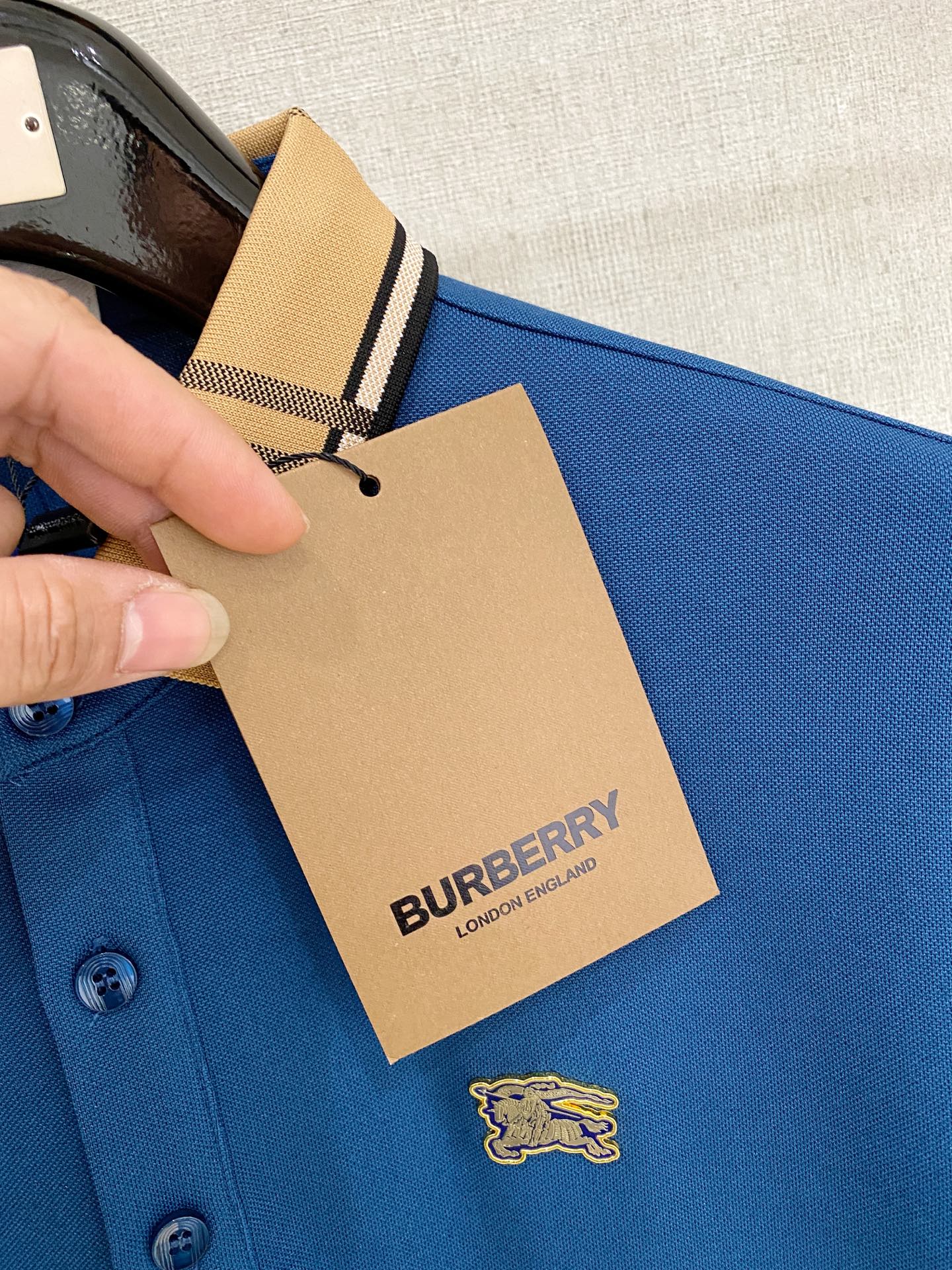 🌾 巴宝莉 25ss【新品】Polo打底衫爆款 超前卫设计风格 细腻舒适 穿着非常轻便不易起皱。多重重工