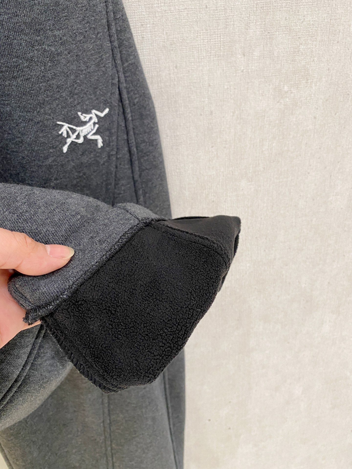 🌾 始祖鸟 【新品】秋冬加绒休闲裤金典再次出现，原单订制超级百搭款。独家定制面料，挺阔有型，贴身舒适。原