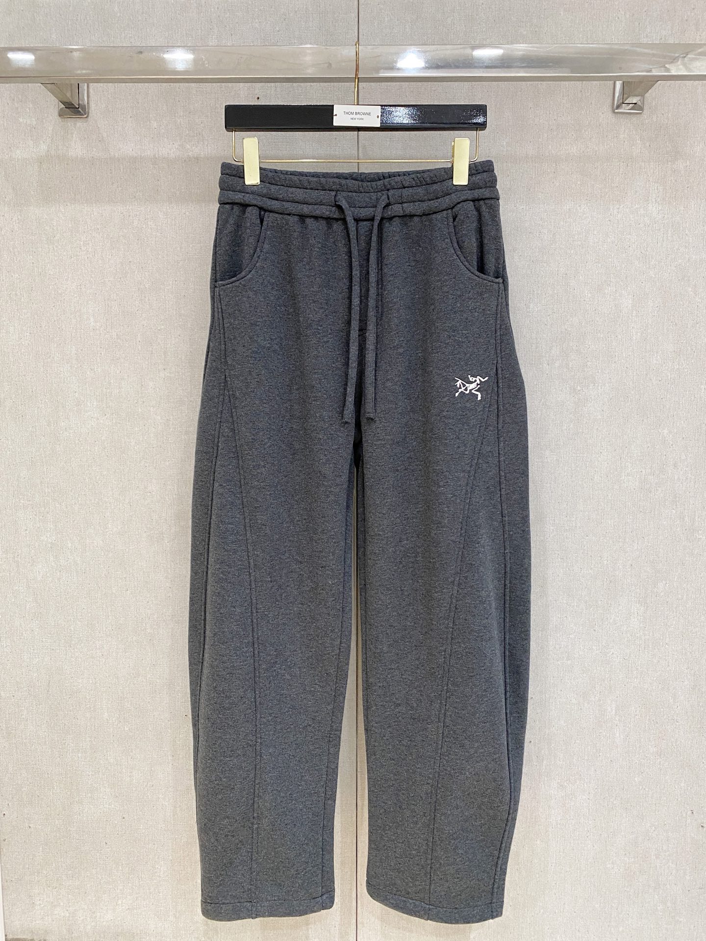 🌾 始祖鸟 【新品】秋冬加绒休闲裤金典再次出现，原单订制超级百搭款。独家定制面料，挺阔有型，贴身舒适。原