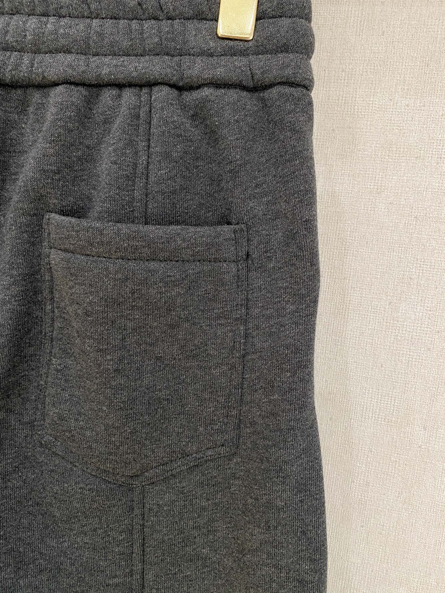 🌾 始祖鸟 【新品】秋冬加绒休闲裤金典再次出现，原单订制超级百搭款。独家定制面料，挺阔有型，贴身舒适。原