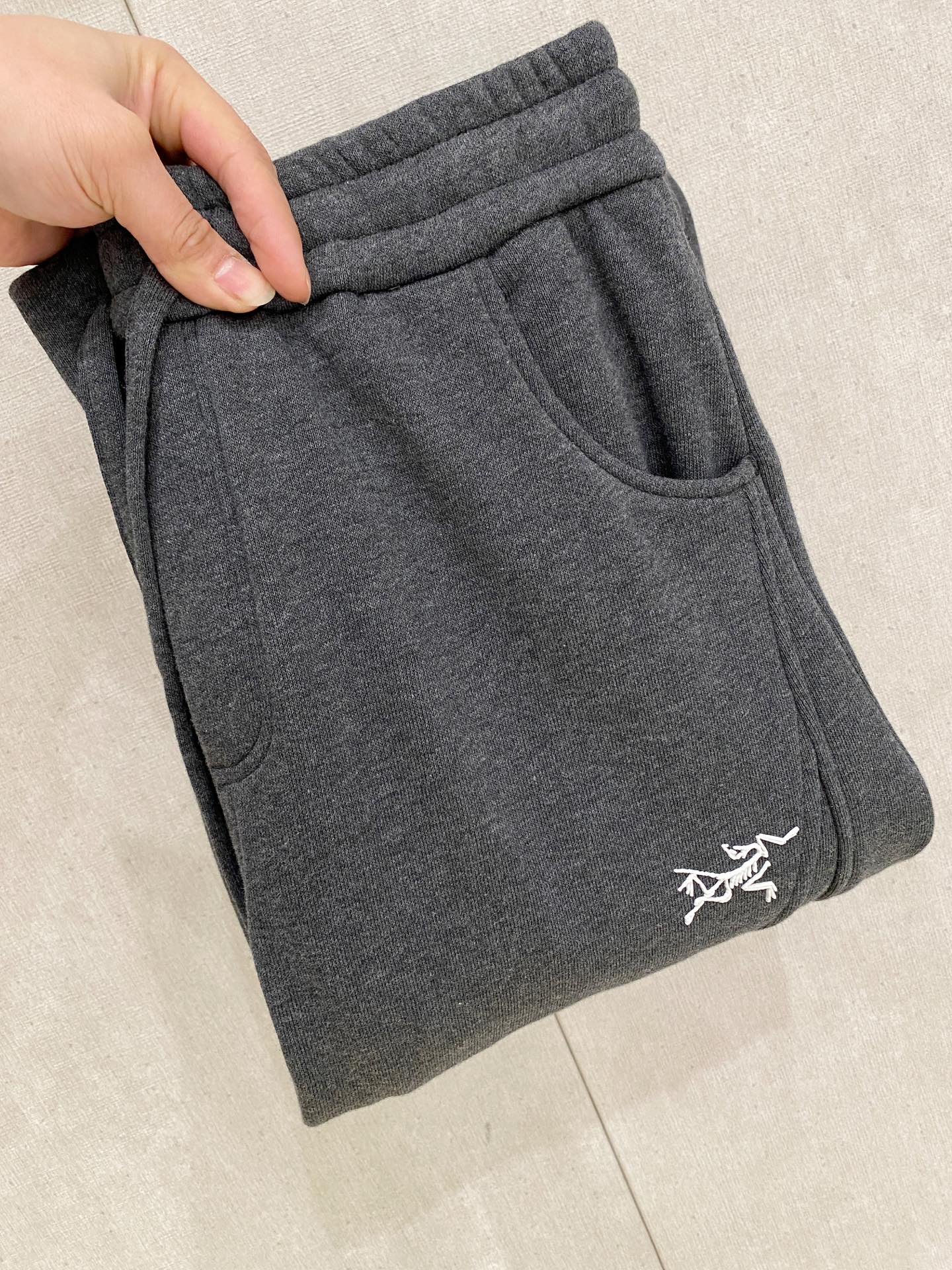 NO:712537,But after the new year, Arc'teryx's [new product] autumn and winter velvet casual pants golden classic appears again, the original order is super versatile. Exclusively customized fabrics, very wide and stylish, close to the body and comfortable. The latest hardware accessories from the original custom counter. Super beautiful shape, the upper body shows slender legs, the lining and routing are impeccable, you can attend any occasion, and once again emphasize that the fabric is very, very classy! Size M-4XL,arc'teryx,19860909可年后 始祖鸟【新品】秋冬加绒休闲裤金典再次出现,原单订制超级百搭款.独家定制面料,挺阔有型,贴身舒适.原版定制专柜最新五金辅料.超靓版型、上身显腿修长,內里,走线都无可挑剔,任何场合都可出席,再次强调面料非常非常显档次！码数 M-4XL,arc'teryx,,Men's clothing