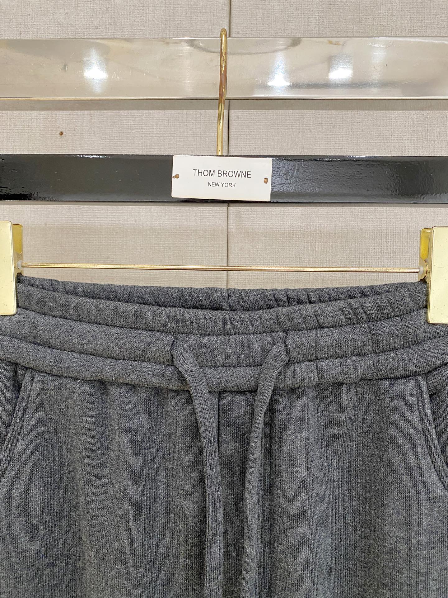 🌾 始祖鸟 【新品】秋冬加绒休闲裤金典再次出现，原单订制超级百搭款。独家定制面料，挺阔有型，贴身舒适。原