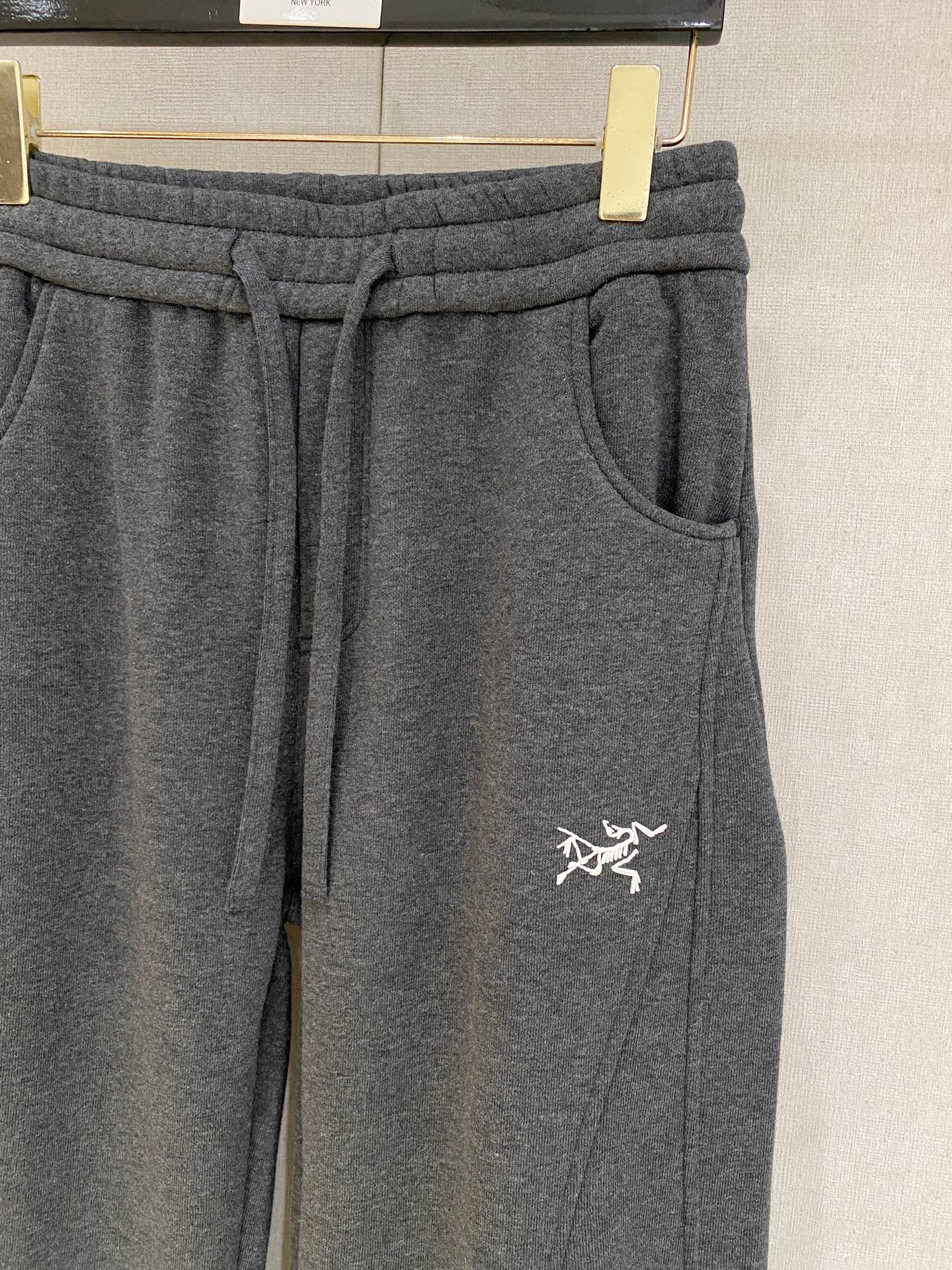 🌾 始祖鸟 【新品】秋冬加绒休闲裤金典再次出现，原单订制超级百搭款。独家定制面料，挺阔有型，贴身舒适。原