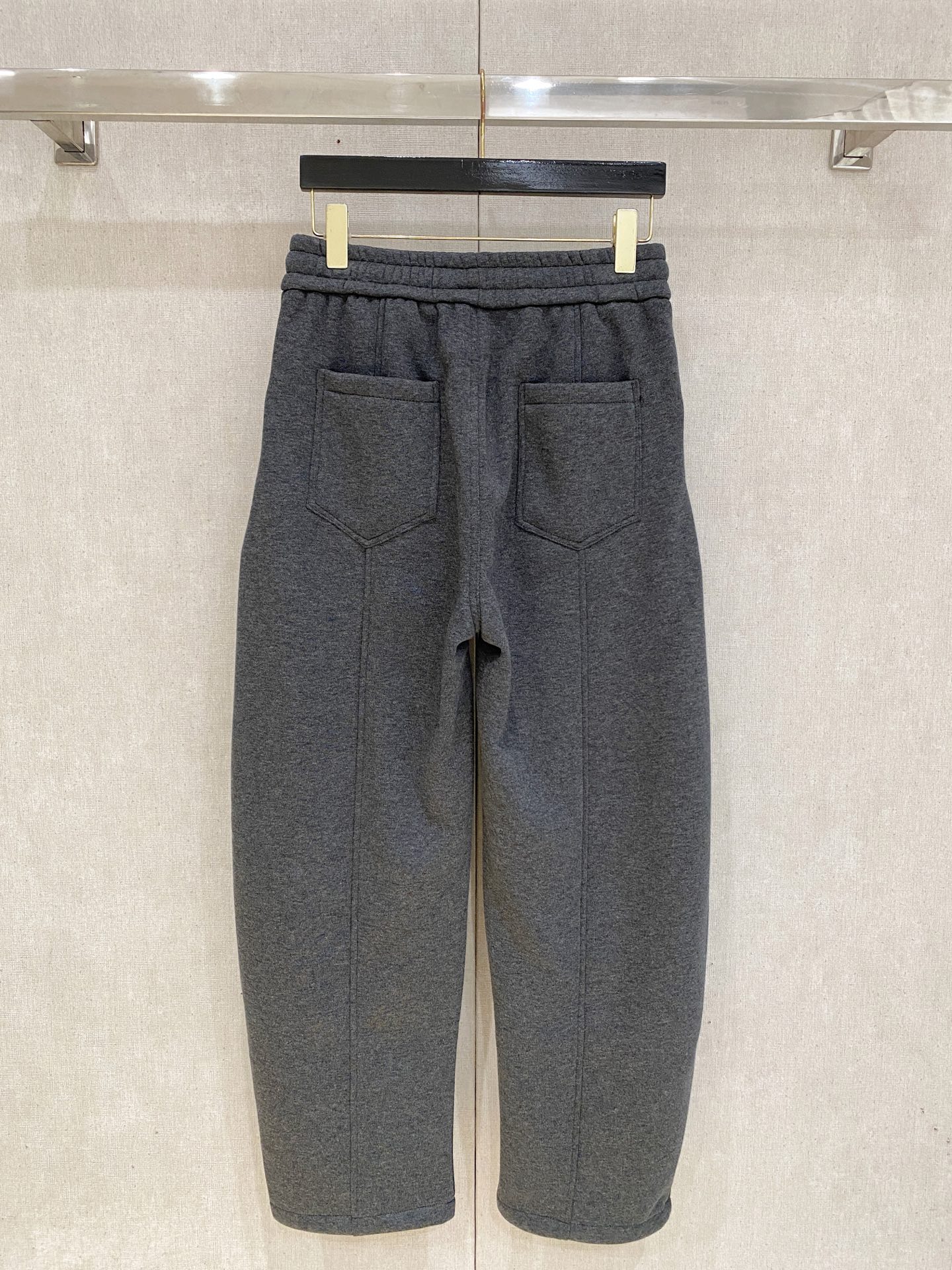 🌾 始祖鸟 【新品】秋冬加绒休闲裤金典再次出现，原单订制超级百搭款。独家定制面料，挺阔有型，贴身舒适。原