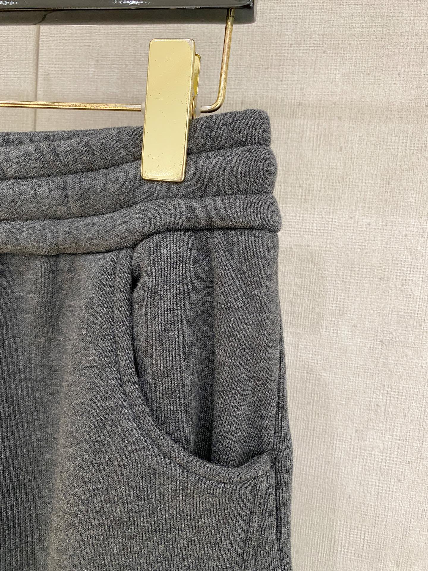 🌾 始祖鸟 【新品】秋冬加绒休闲裤金典再次出现，原单订制超级百搭款。独家定制面料，挺阔有型，贴身舒适。原