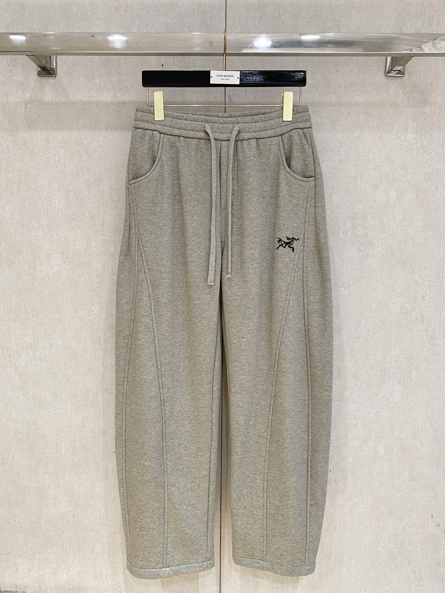 🌾 始祖鸟 【新品】秋冬加绒休闲裤金典再次出现，原单订制超级百搭款。独家定制面料，挺阔有型，贴身舒适。原