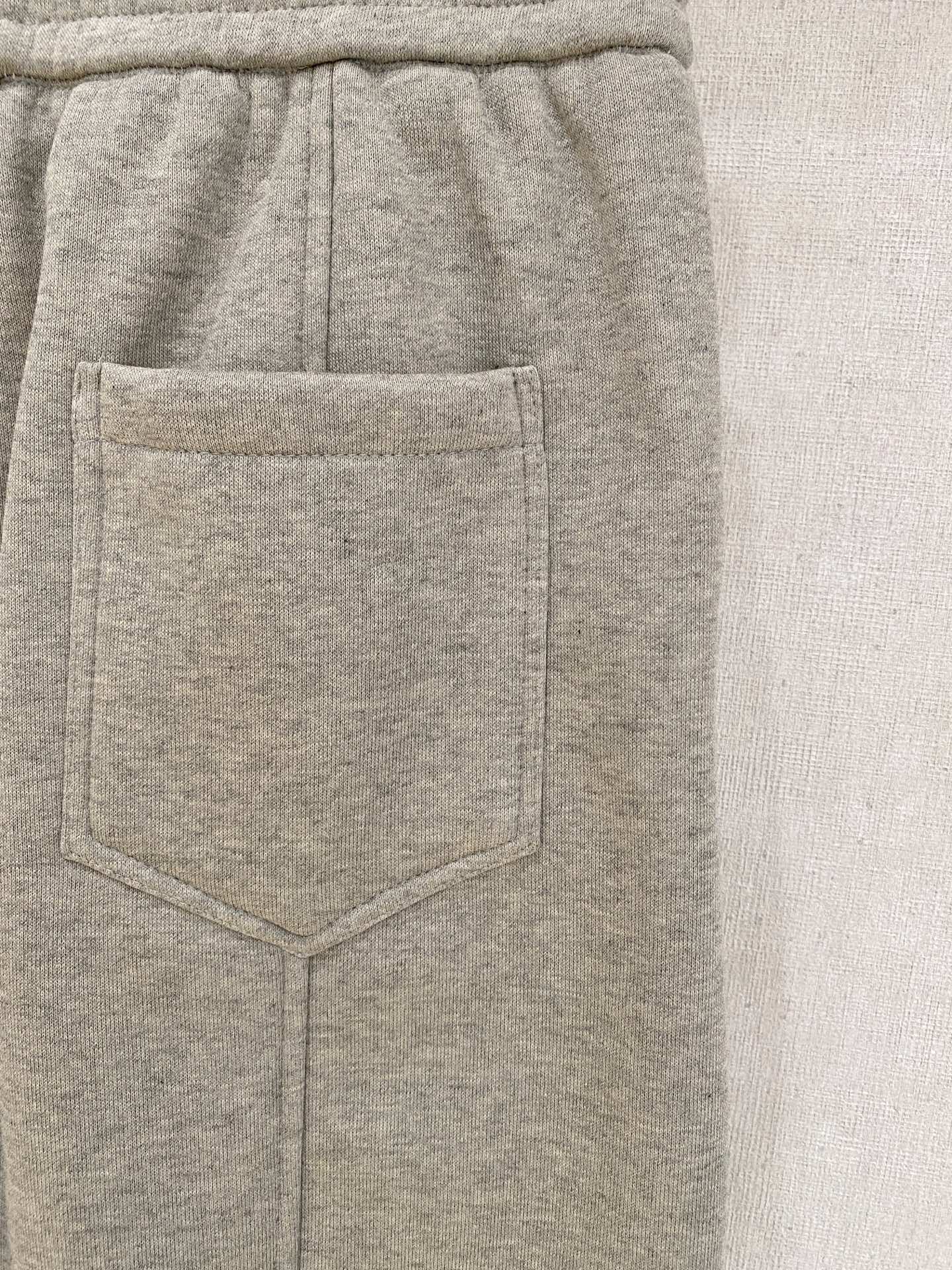 🌾 始祖鸟 【新品】秋冬加绒休闲裤金典再次出现，原单订制超级百搭款。独家定制面料，挺阔有型，贴身舒适。原