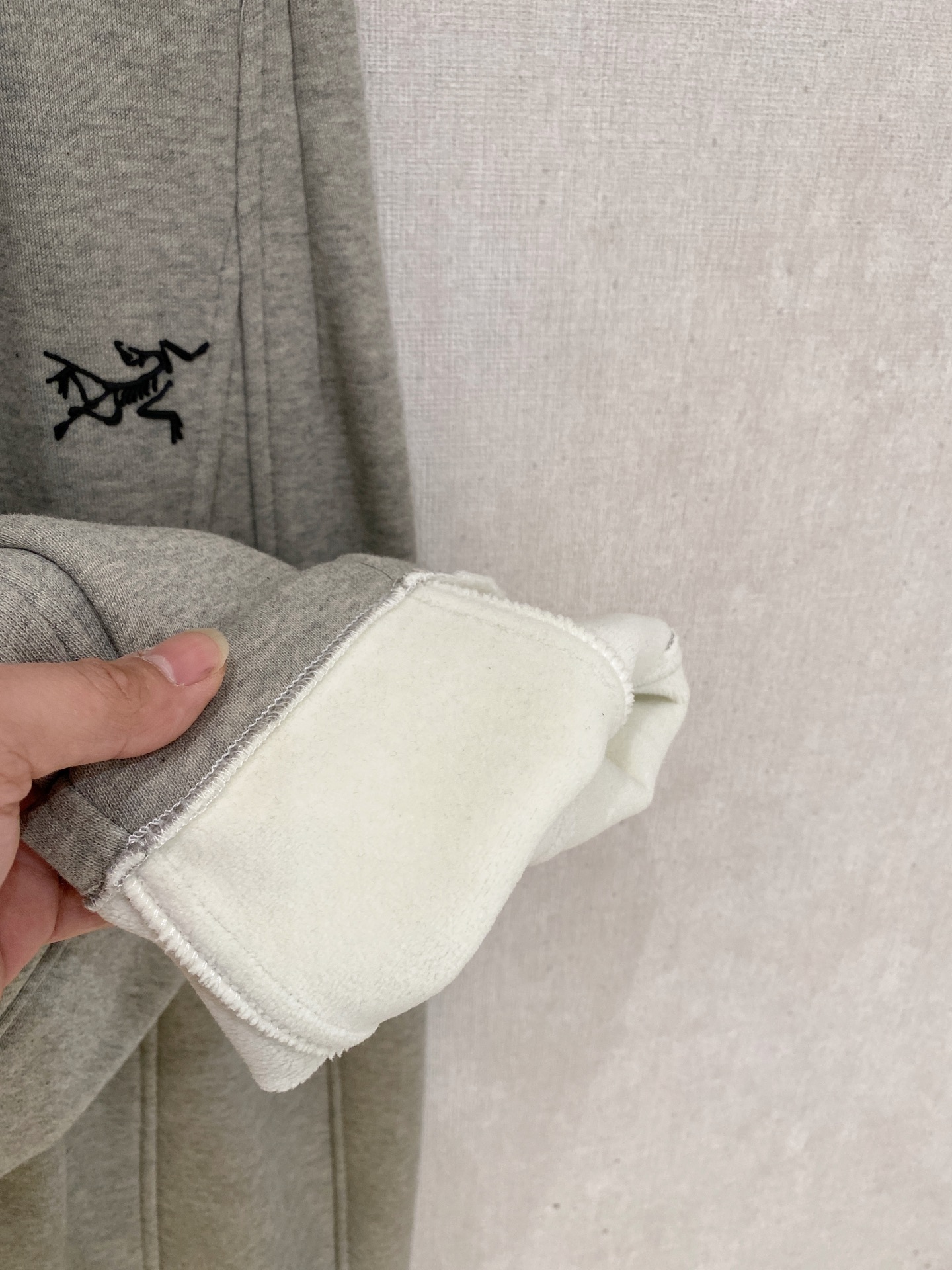 🌾 始祖鸟 【新品】秋冬加绒休闲裤金典再次出现，原单订制超级百搭款。独家定制面料，挺阔有型，贴身舒适。原