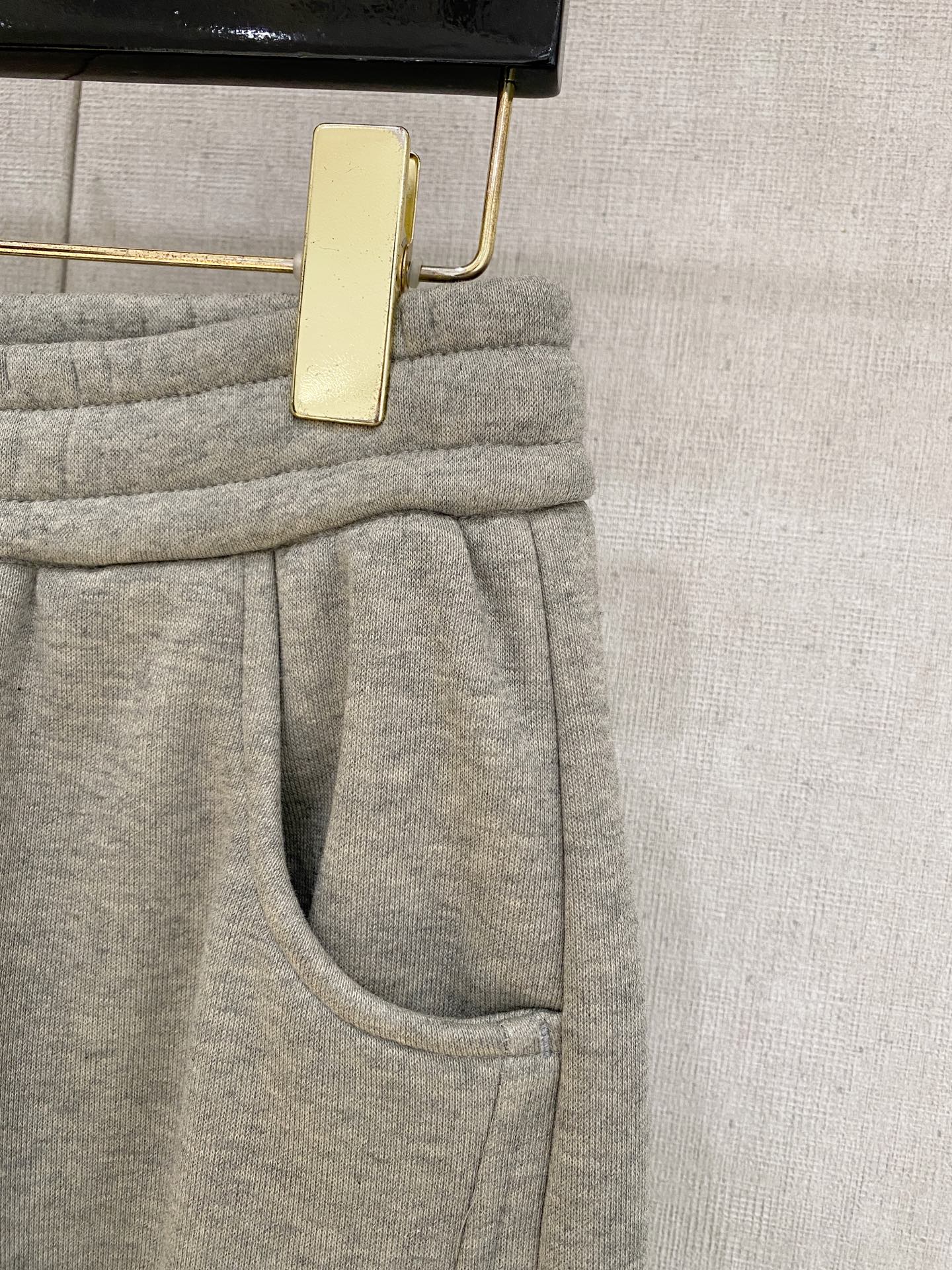 🌾 始祖鸟 【新品】秋冬加绒休闲裤金典再次出现，原单订制超级百搭款。独家定制面料，挺阔有型，贴身舒适。原