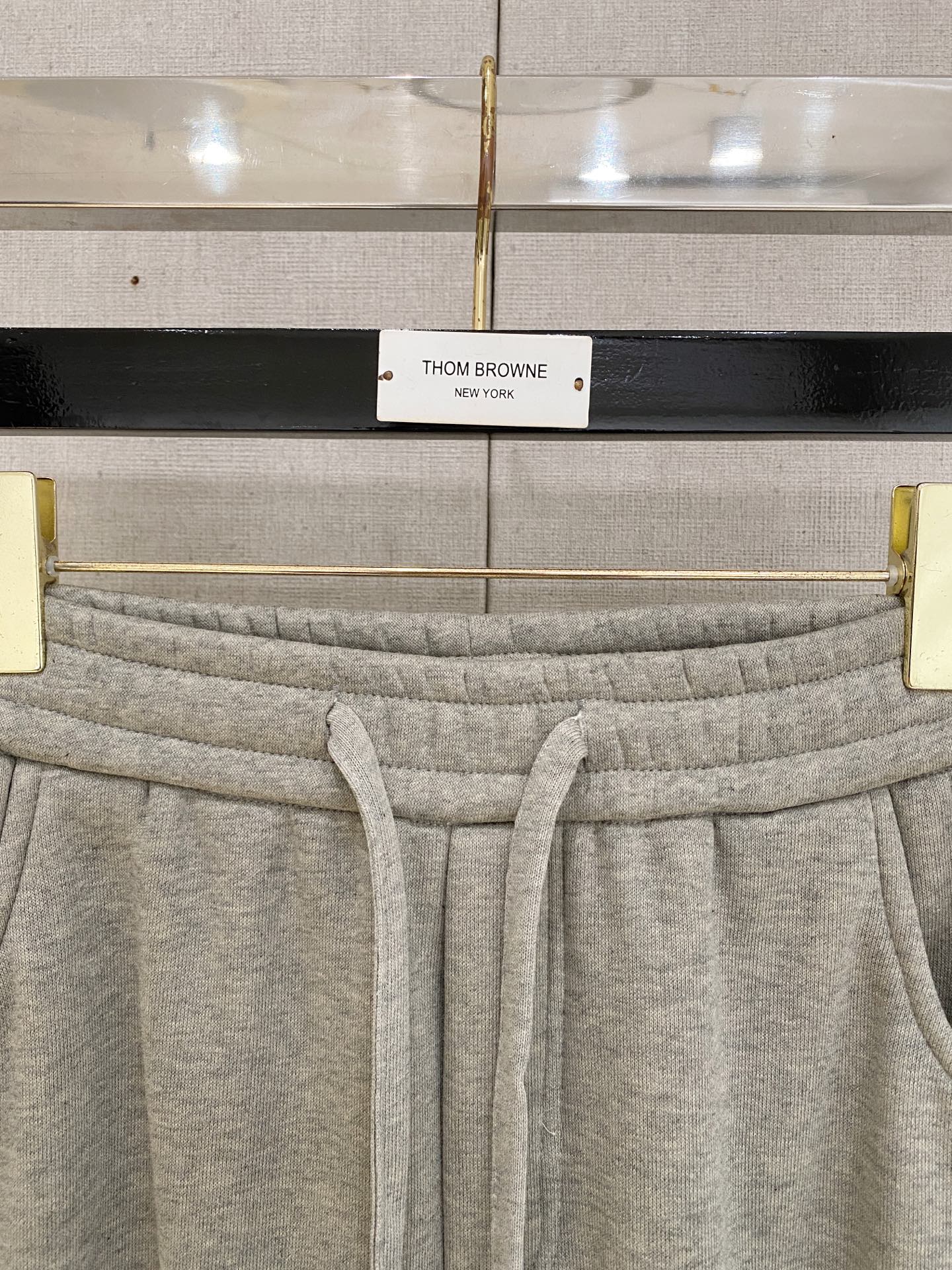 🌾 始祖鸟 【新品】秋冬加绒休闲裤金典再次出现，原单订制超级百搭款。独家定制面料，挺阔有型，贴身舒适。原