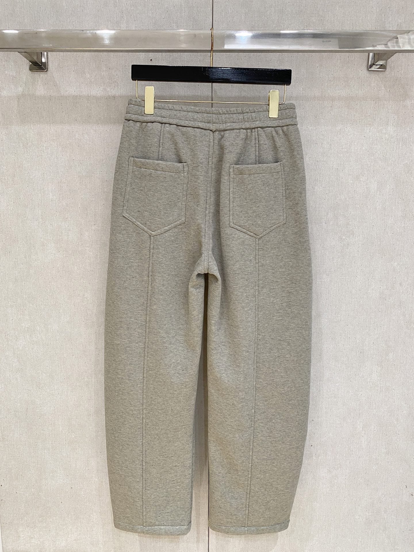 🌾 始祖鸟 【新品】秋冬加绒休闲裤金典再次出现，原单订制超级百搭款。独家定制面料，挺阔有型，贴身舒适。原