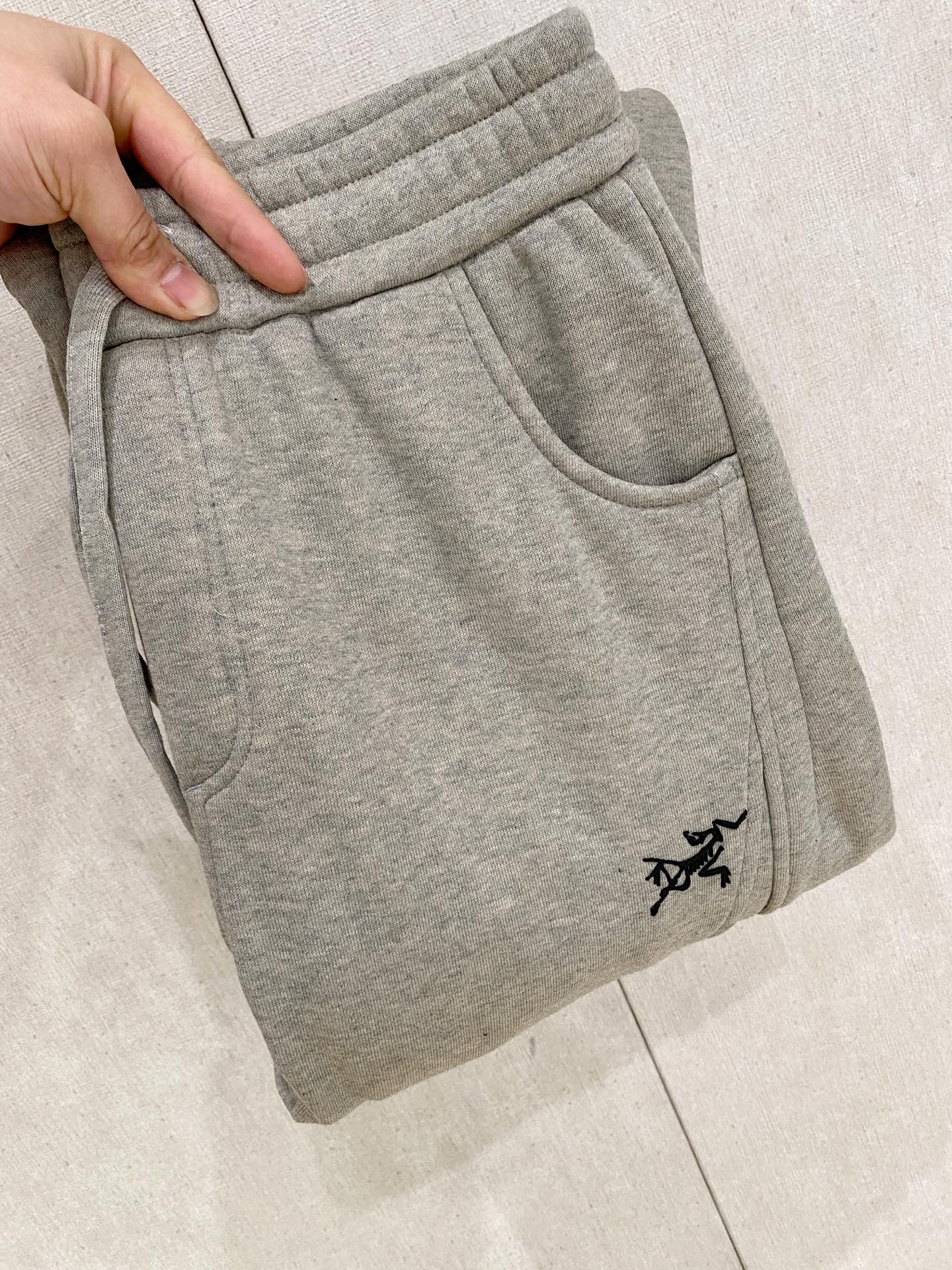 🌾 始祖鸟 【新品】秋冬加绒休闲裤金典再次出现，原单订制超级百搭款。独家定制面料，挺阔有型，贴身舒适。原