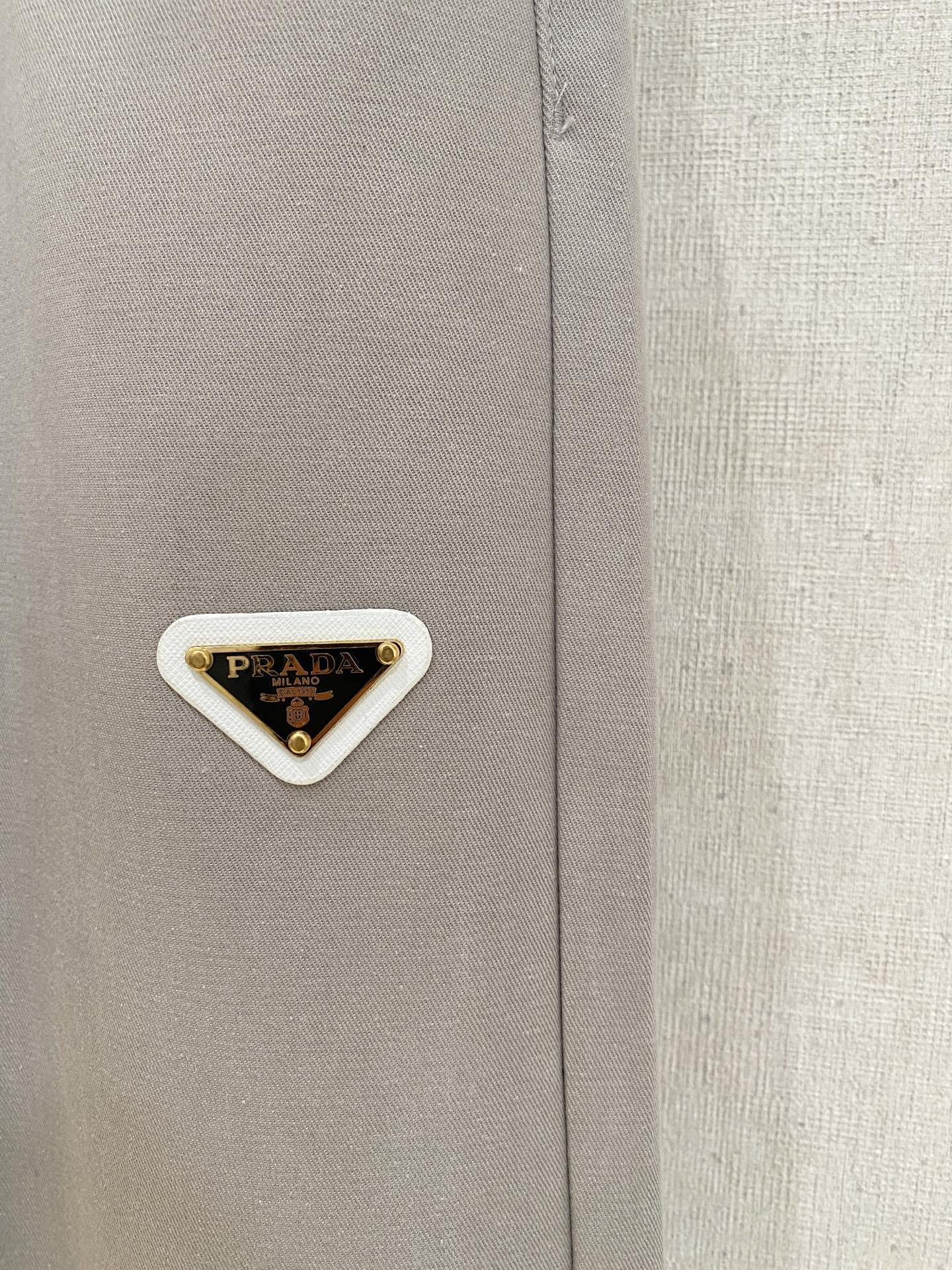 🌾 普拉达 【新品】秋冬加绒休闲裤金典再次出现，原单订制超级百搭款。独家定制面料，挺阔有型，贴身舒适。原