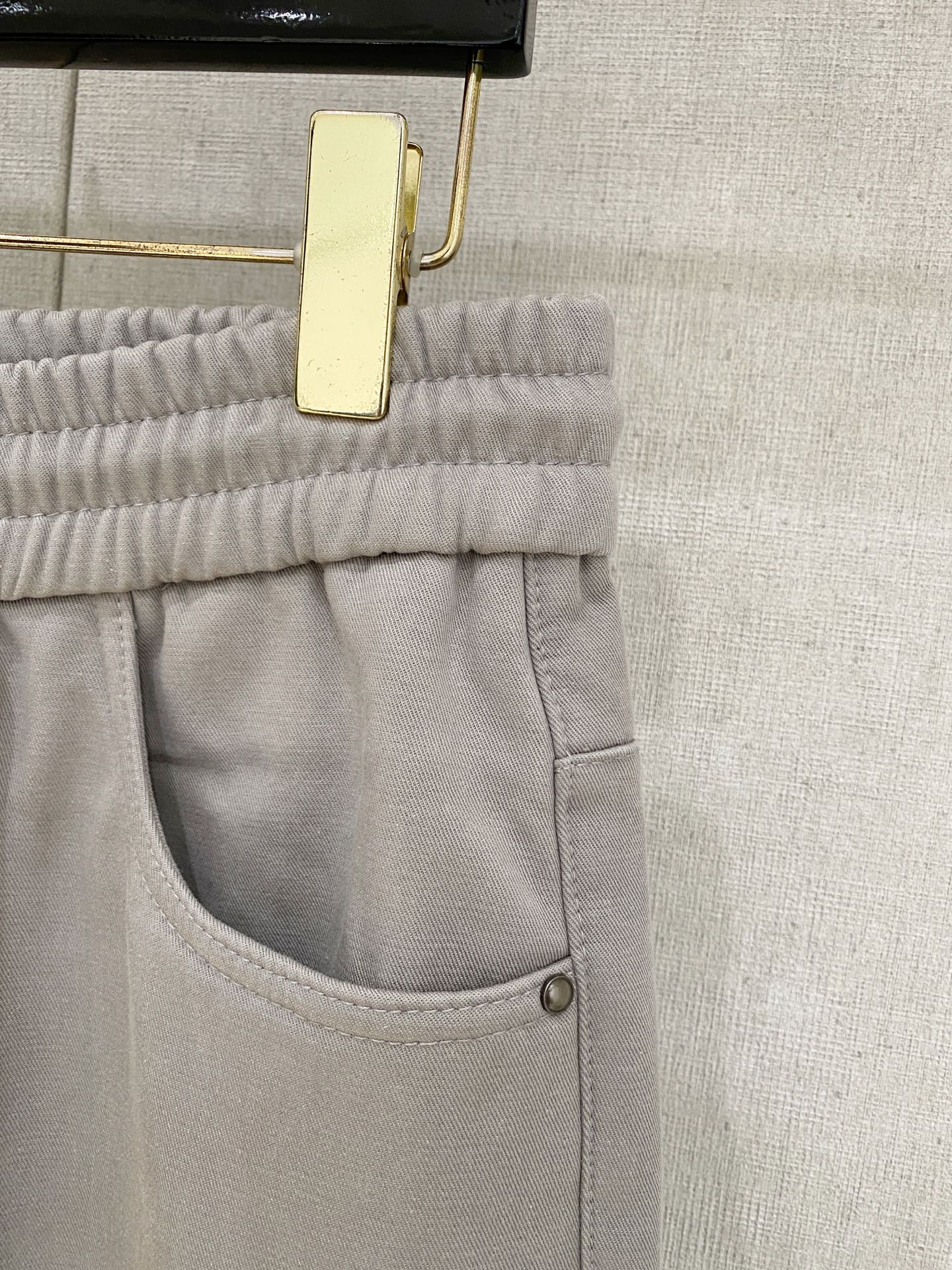 🌾 普拉达 【新品】秋冬加绒休闲裤金典再次出现，原单订制超级百搭款。独家定制面料，挺阔有型，贴身舒适。原