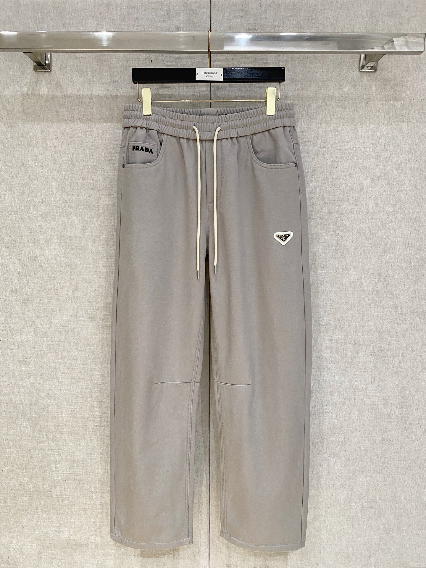 🌾 普拉达 【新品】秋冬加绒休闲裤金典再次出现，原单订制超级百搭款。独家定制面料，挺阔有型，贴身舒适。原