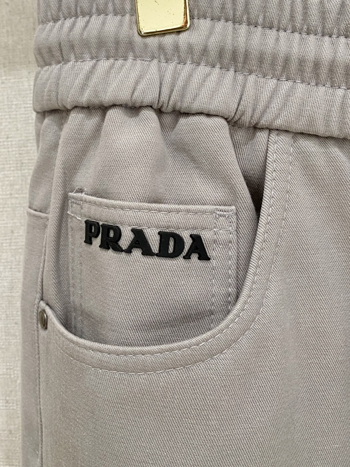 🌾 普拉达 【新品】秋冬加绒休闲裤金典再次出现，原单订制超级百搭款。独家定制面料，挺阔有型，贴身舒适。原