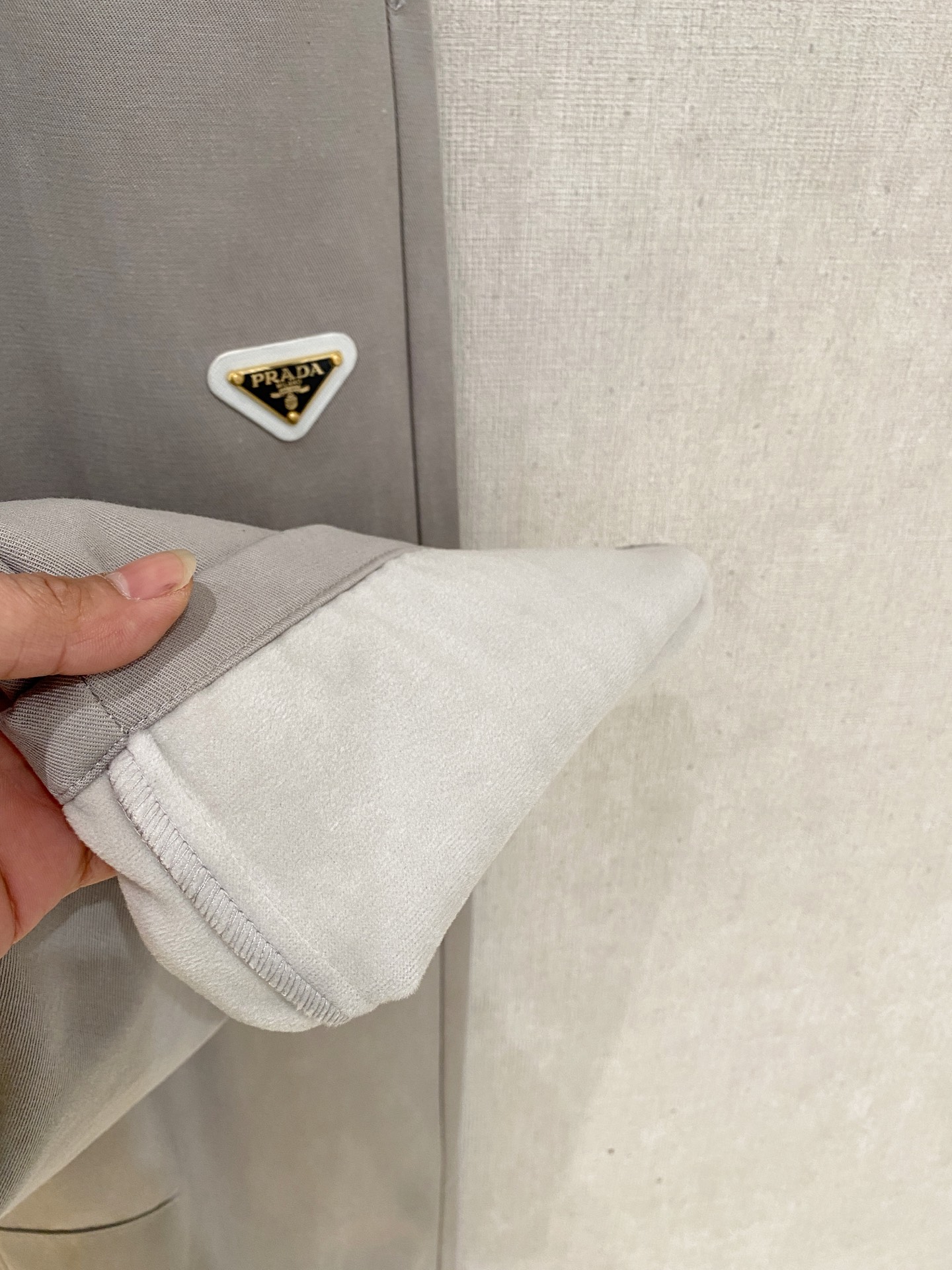 🌾 普拉达 【新品】秋冬加绒休闲裤金典再次出现，原单订制超级百搭款。独家定制面料，挺阔有型，贴身舒适。原