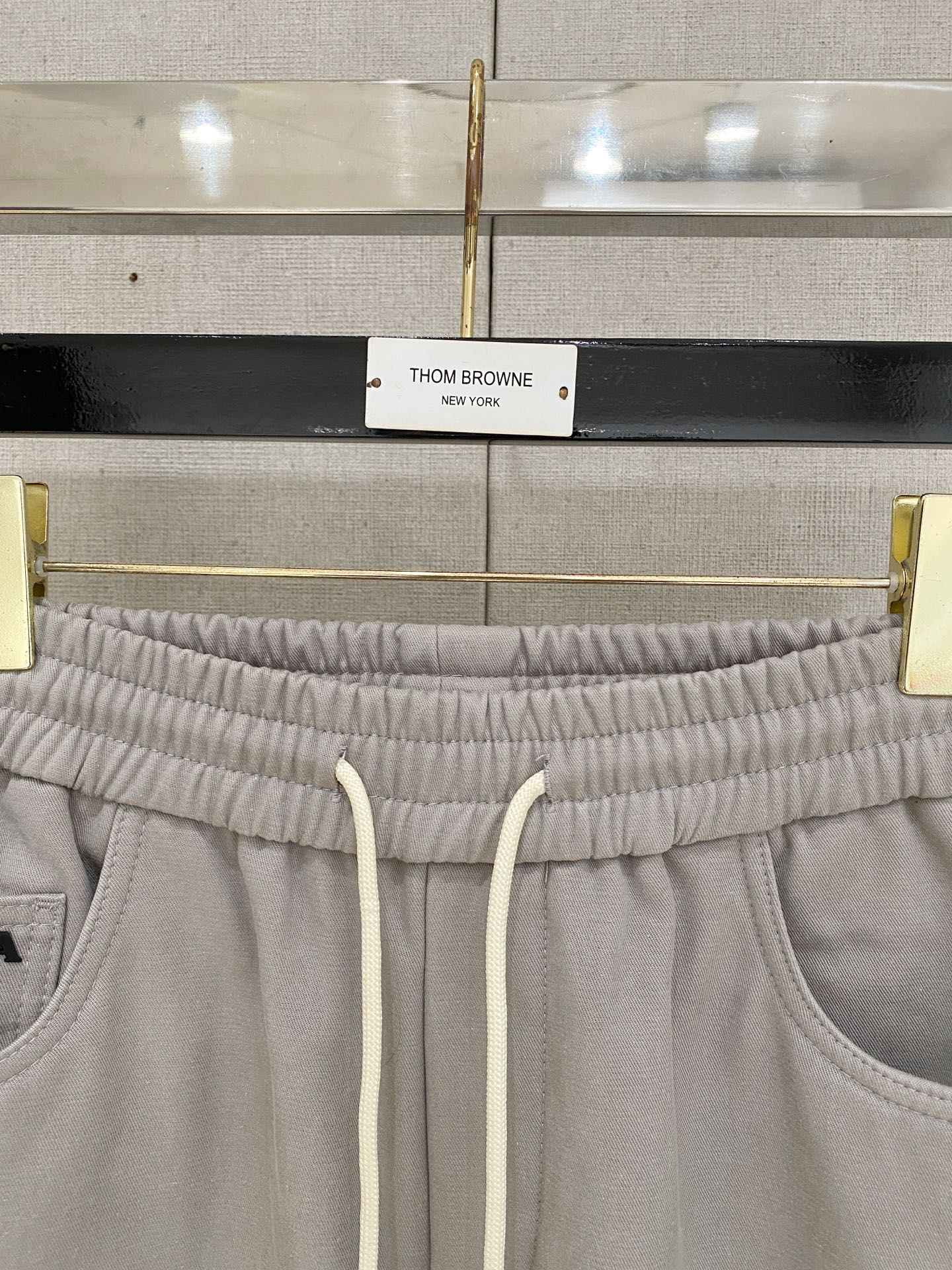 🌾 普拉达 【新品】秋冬加绒休闲裤金典再次出现，原单订制超级百搭款。独家定制面料，挺阔有型，贴身舒适。原