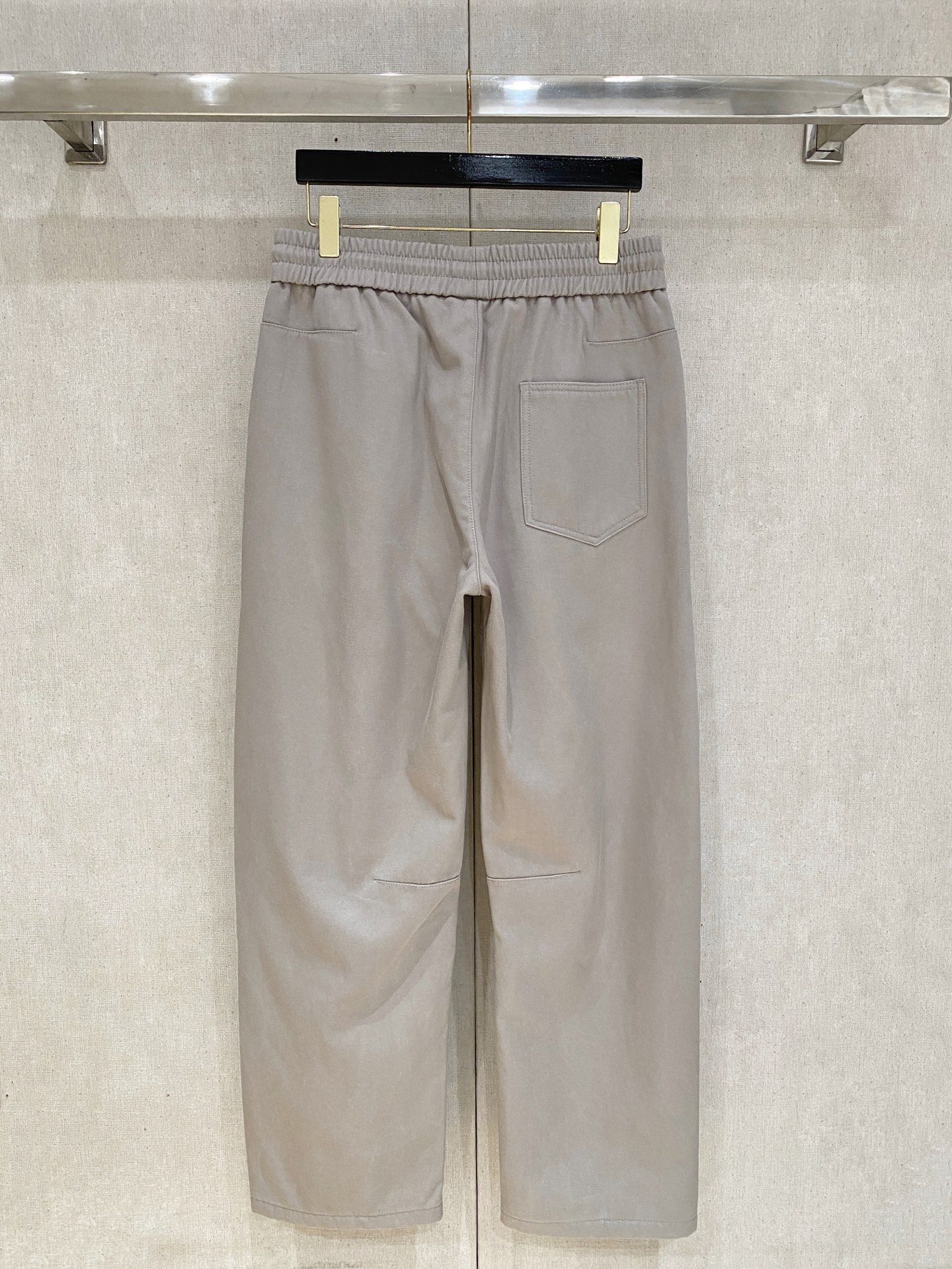 🌾 普拉达 【新品】秋冬加绒休闲裤金典再次出现，原单订制超级百搭款。独家定制面料，挺阔有型，贴身舒适。原