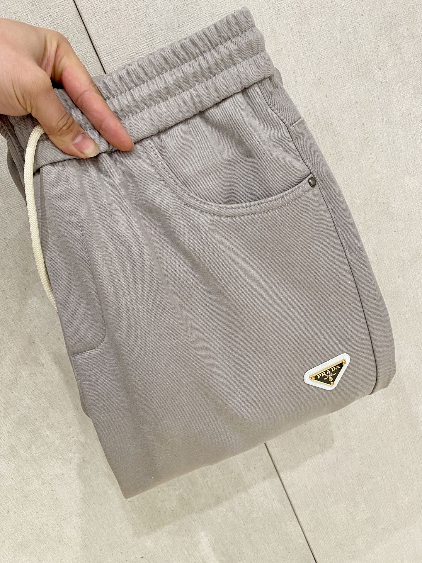 🌾 普拉达 【新品】秋冬加绒休闲裤金典再次出现，原单订制超级百搭款。独家定制面料，挺阔有型，贴身舒适。原