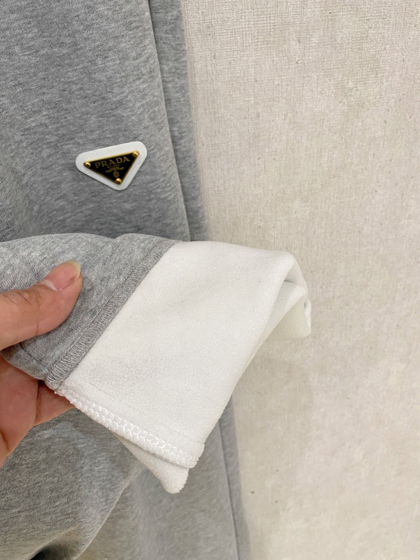 🌾 普拉达 【新品】秋冬加绒休闲裤金典再次出现，原单订制超级百搭款。独家定制面料，挺阔有型，贴身舒适。原