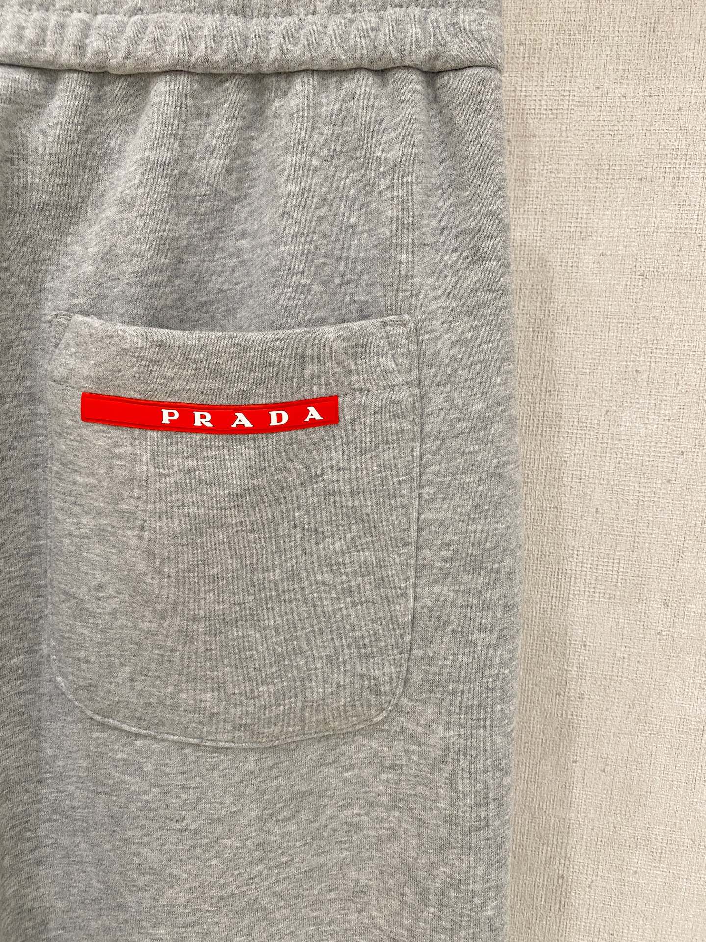 🌾 普拉达 【新品】秋冬加绒休闲裤金典再次出现，原单订制超级百搭款。独家定制面料，挺阔有型，贴身舒适。原