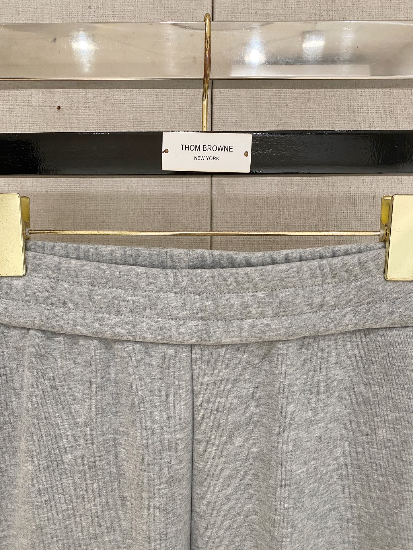 🌾 普拉达 【新品】秋冬加绒休闲裤金典再次出现，原单订制超级百搭款。独家定制面料，挺阔有型，贴身舒适。原