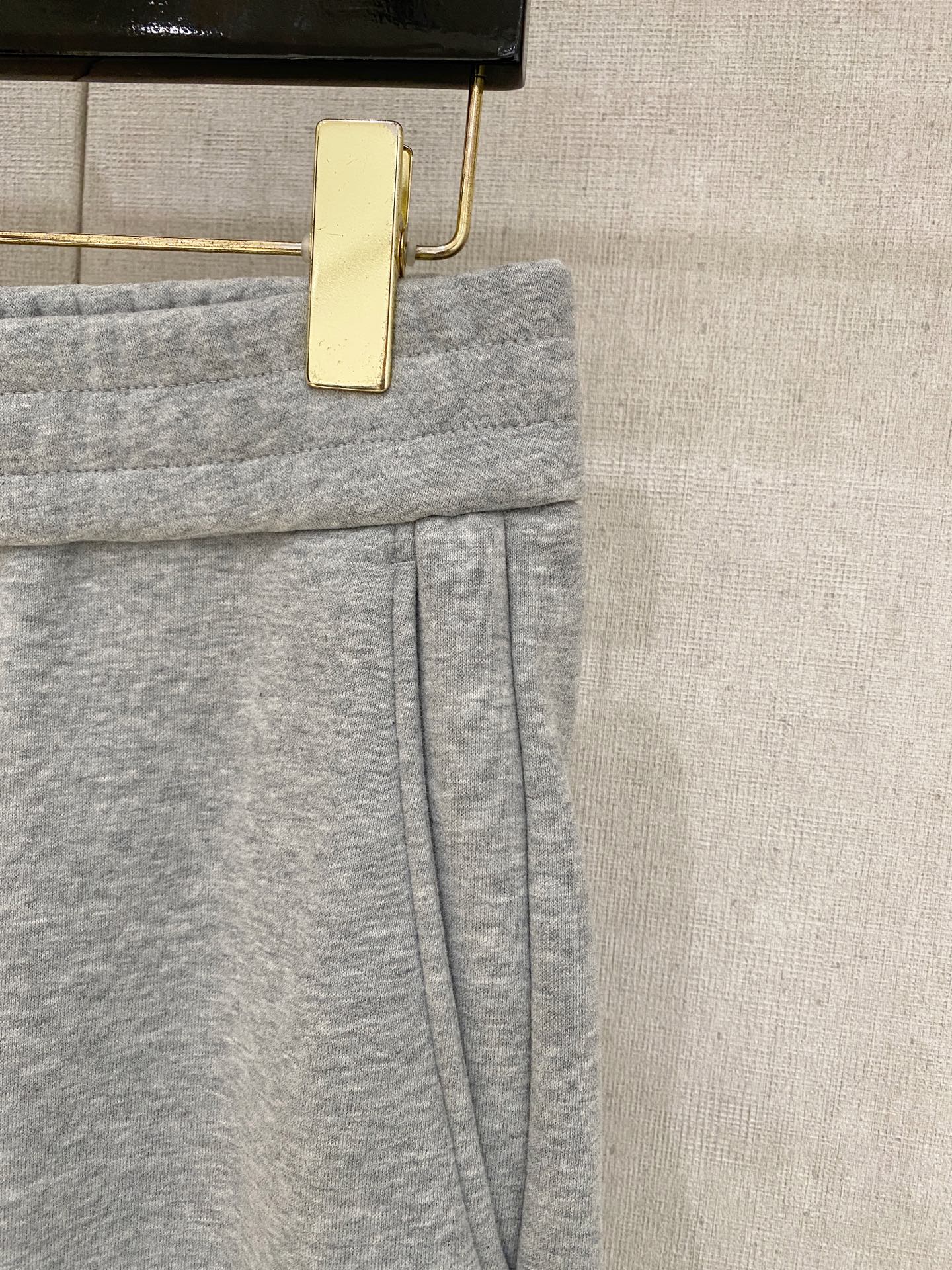 🌾 普拉达 【新品】秋冬加绒休闲裤金典再次出现，原单订制超级百搭款。独家定制面料，挺阔有型，贴身舒适。原