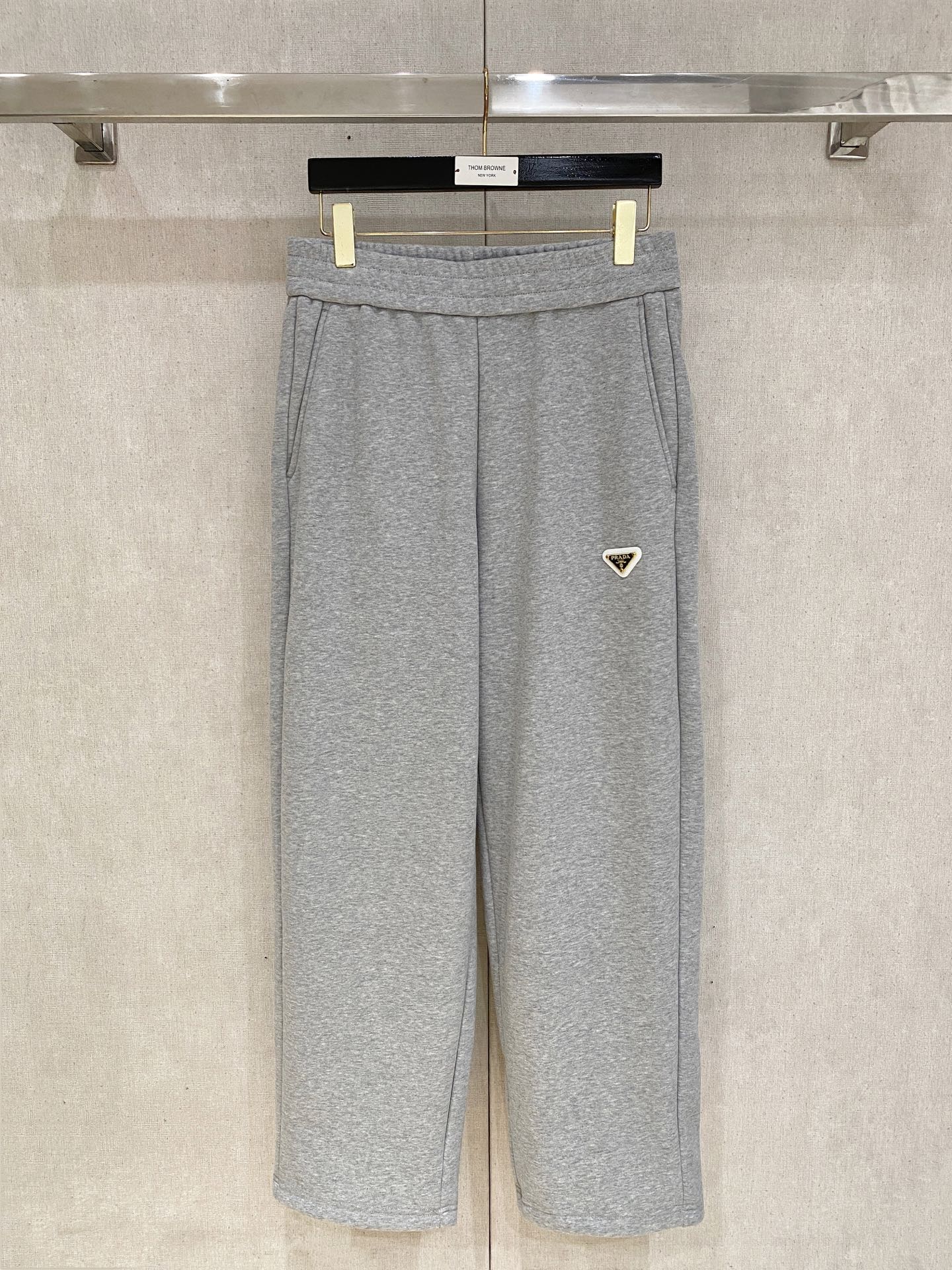 🌾 普拉达 【新品】秋冬加绒休闲裤金典再次出现，原单订制超级百搭款。独家定制面料，挺阔有型，贴身舒适。原