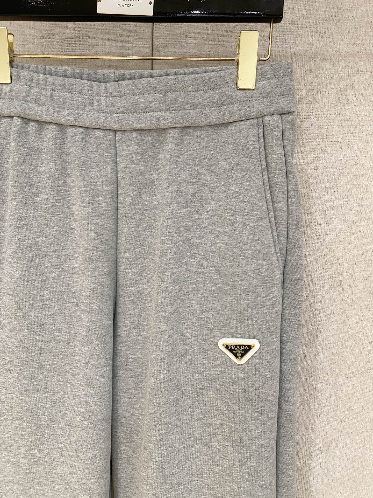 🌾 普拉达 【新品】秋冬加绒休闲裤金典再次出现，原单订制超级百搭款。独家定制面料，挺阔有型，贴身舒适。原