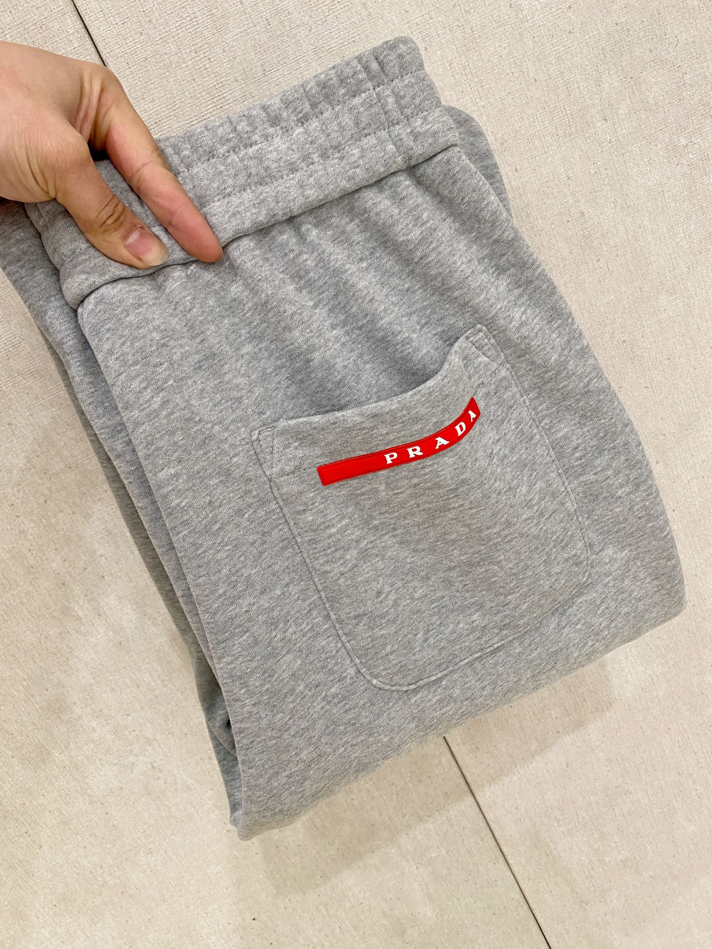 NO:712531,But after the new year, Prada's [new product] autumn and winter velvet casual pants golden classic appears again, the original order is a super versatile style. Exclusively customized fabrics, very wide and stylish, close to the body and comfortable. The latest hardware accessories from the original customization counter. Super beautiful version, the upper body shows slender legs, the lining and routing are impeccable, you can attend any occasion, and once again emphasize that the fabric is very, very classy! Size M-4XL,,prada,19860909可年后 普拉达【新品】秋冬加绒休闲裤金典再次出现,原单订制超级百搭款.独家定制面料,挺阔有型,贴身舒适.原版定制专柜最新五金辅料.超靓版型、上身显腿修长,內里,走线都无可挑剔,任何场合都可出席,再次强调面料非常非常显档次！码数 M-4XL,,prada,,Men's clothing