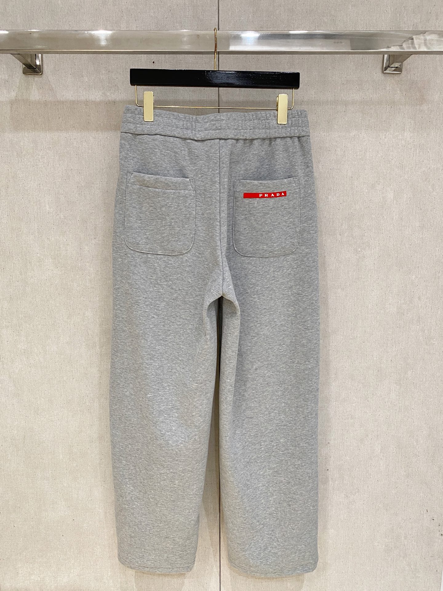 🌾 普拉达 【新品】秋冬加绒休闲裤金典再次出现，原单订制超级百搭款。独家定制面料，挺阔有型，贴身舒适。原