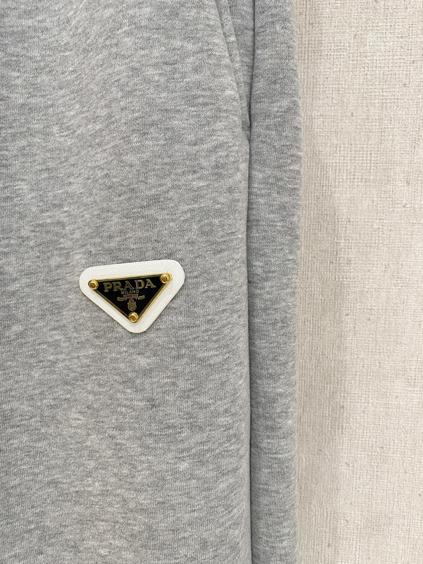 🌾 普拉达 【新品】秋冬加绒休闲裤金典再次出现，原单订制超级百搭款。独家定制面料，挺阔有型，贴身舒适。原