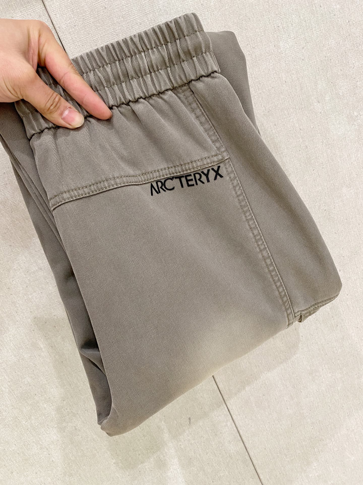 NO:712540,But after the new year, Arc'teryx's [new product] autumn and winter velvet casual pants golden classic appears again, the original order is super versatile. Exclusively customized fabrics, very wide and stylish, close to the body and comfortable. The latest hardware accessories from the original custom counter. Super beautiful shape, the upper body shows slender legs, the lining and routing are impeccable, you can attend any occasion, and once again emphasize that the fabric is very, very classy! Size M-3Xl,arc'teryx,19860909可年后 始祖鸟【新品】秋冬加绒休闲裤金典再次出现,原单订制超级百搭款.独家定制面料,挺阔有型,贴身舒适.原版定制专柜最新五金辅料.超靓版型、上身显腿修长,內里,走线都无可挑剔,任何场合都可出席,再次强调面料非常非常显档次！码数 M-3Xl,arc'teryx,,Men's clothing