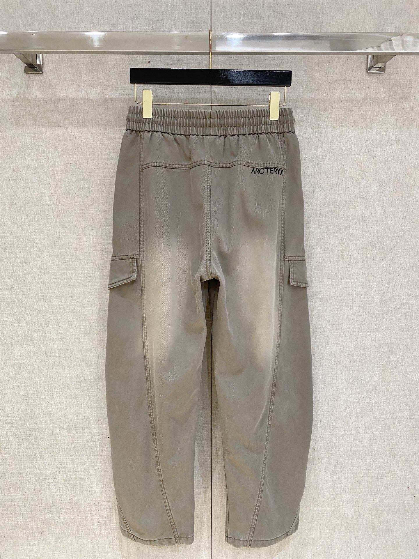 🌾 始祖鸟 【新品】秋冬加绒休闲裤金典再次出现，原单订制超级百搭款。独家定制面料，挺阔有型，贴身舒适。原