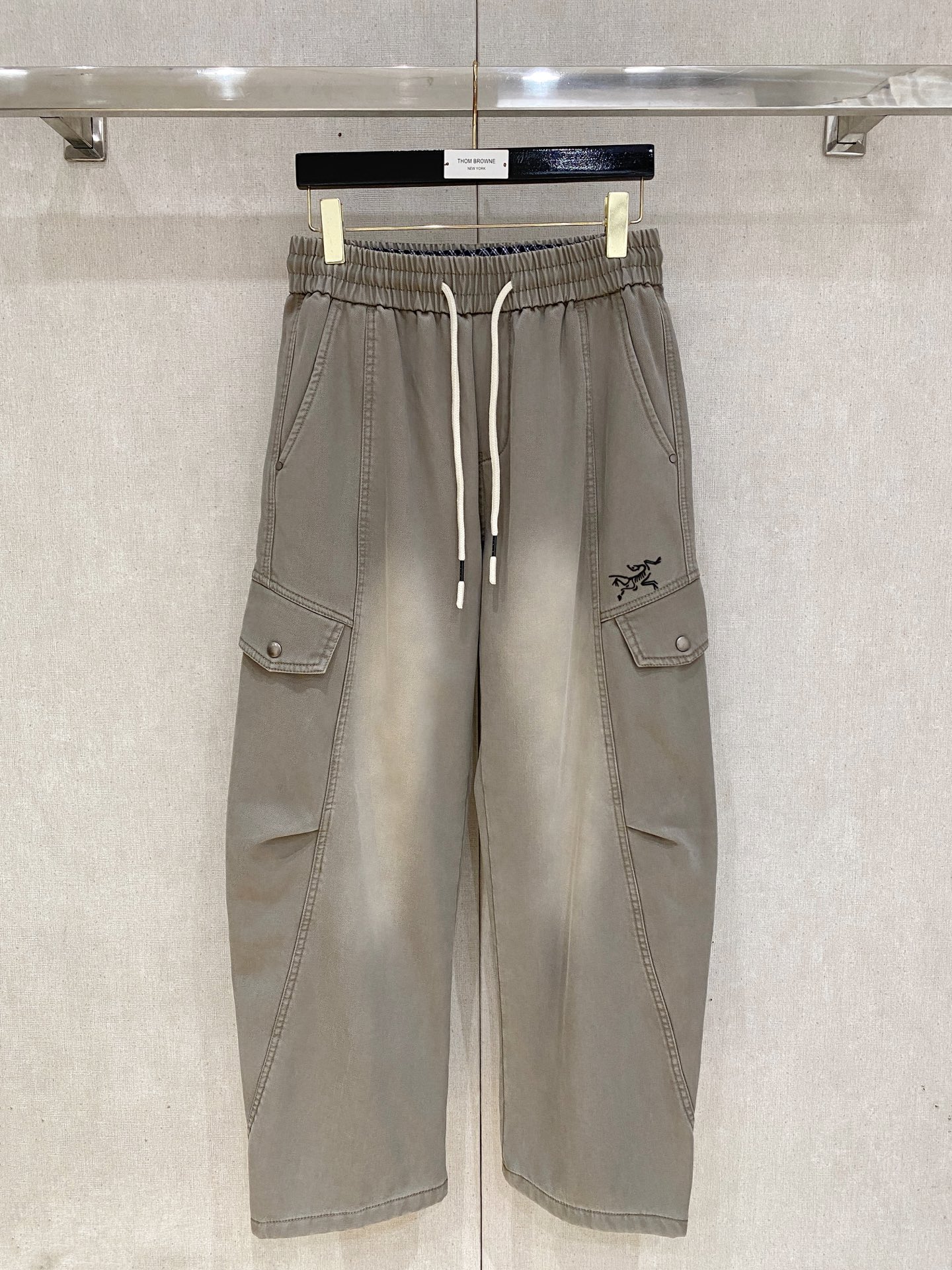 🌾 始祖鸟 【新品】秋冬加绒休闲裤金典再次出现，原单订制超级百搭款。独家定制面料，挺阔有型，贴身舒适。原