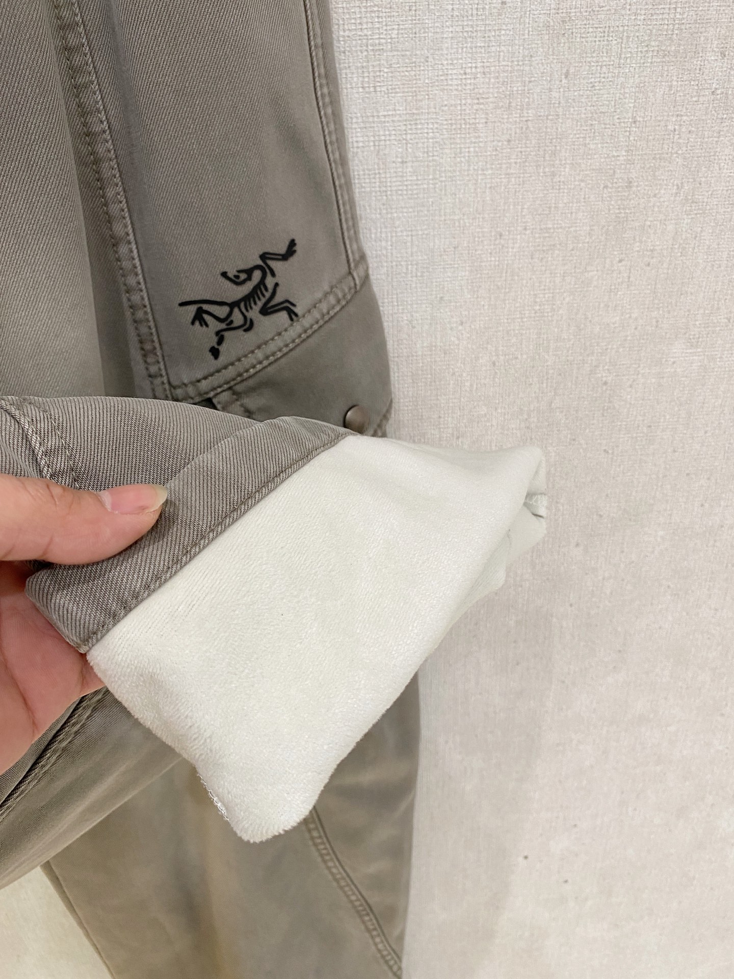 🌾 始祖鸟 【新品】秋冬加绒休闲裤金典再次出现，原单订制超级百搭款。独家定制面料，挺阔有型，贴身舒适。原