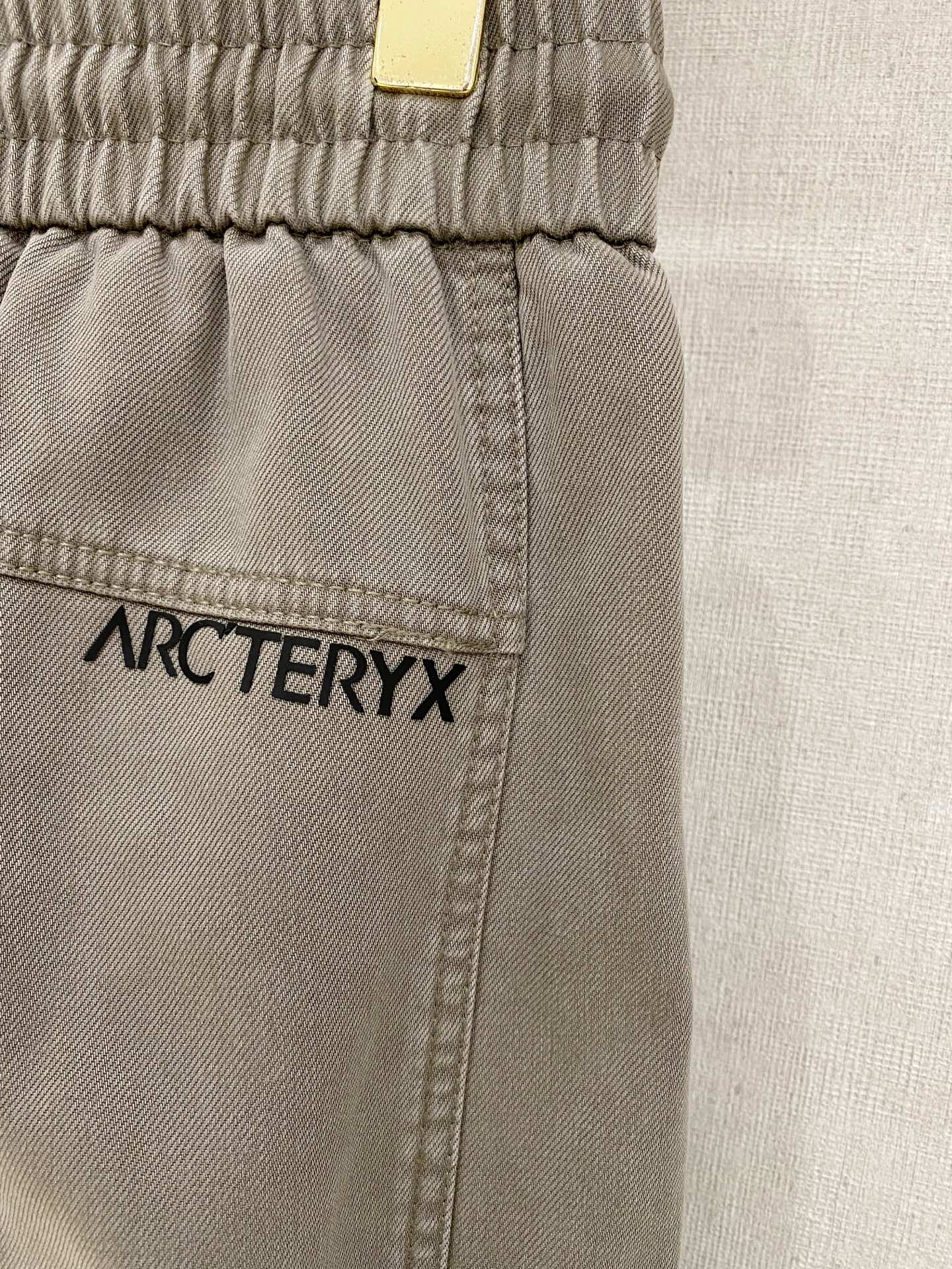 🌾 始祖鸟 【新品】秋冬加绒休闲裤金典再次出现，原单订制超级百搭款。独家定制面料，挺阔有型，贴身舒适。原