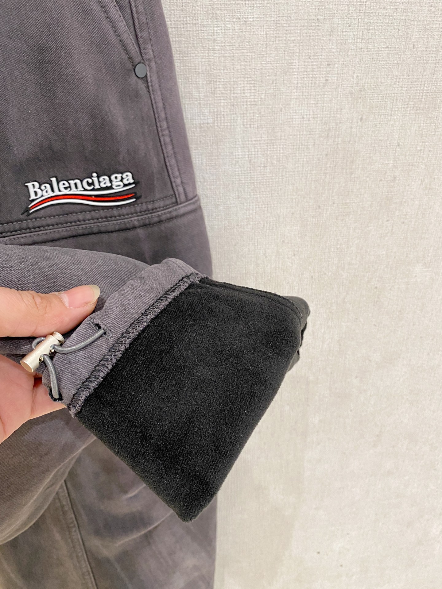 🌾 始祖鸟 【新品】秋冬加绒休闲裤金典再次出现，原单订制超级百搭款。独家定制面料，挺阔有型，贴身舒适。原